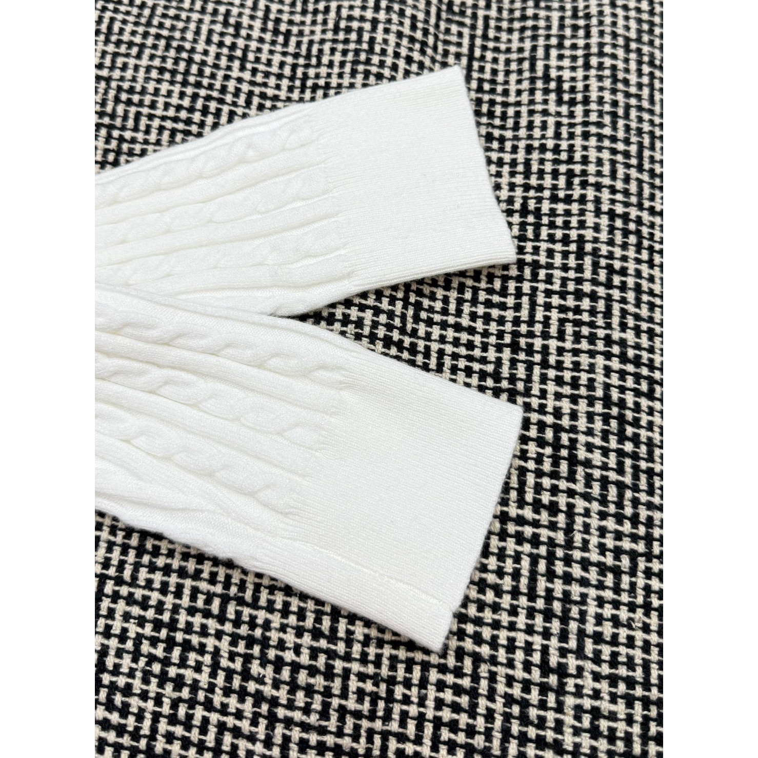 <p>Thom Browne 女款刺绣四杠针织开衫(白)</p>