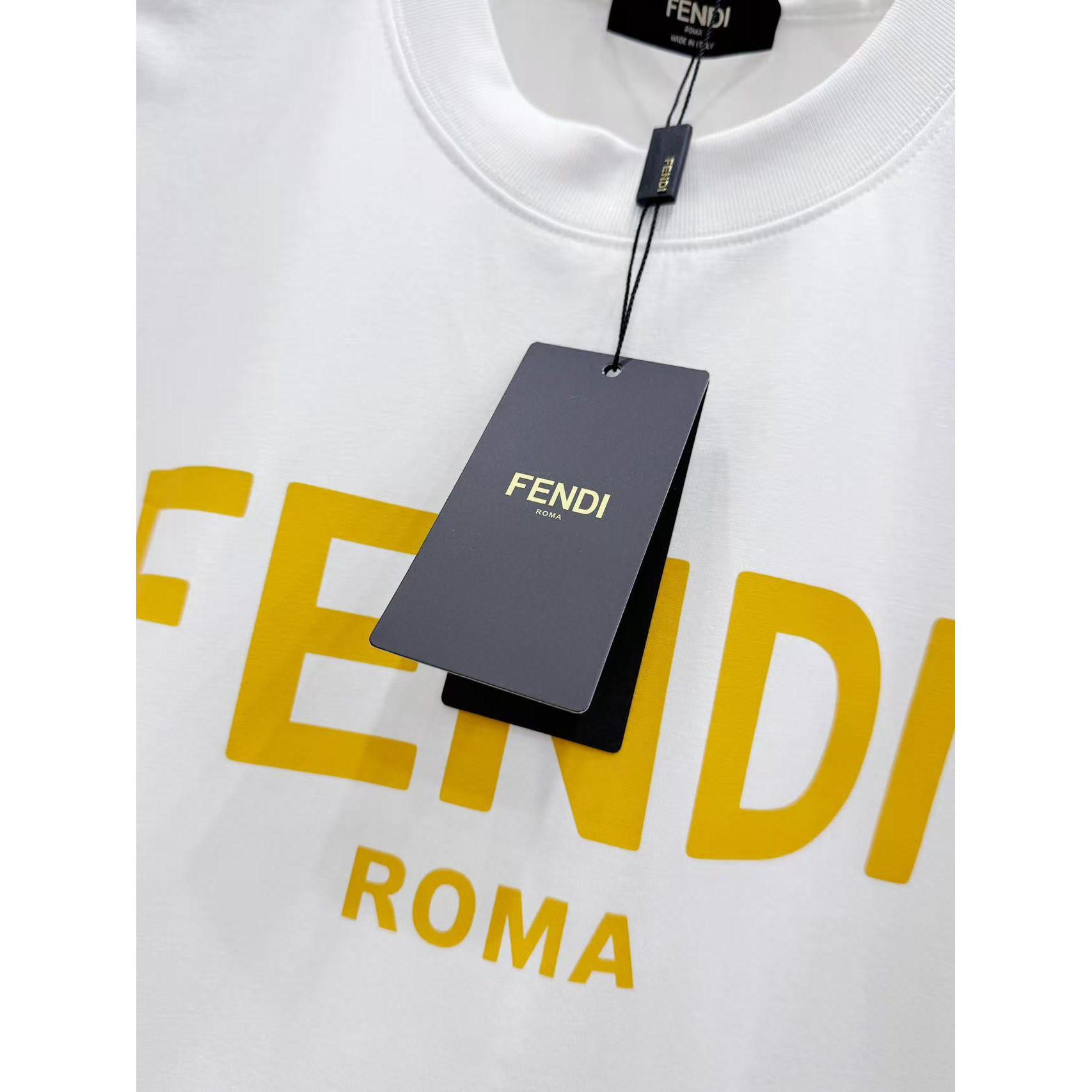 <p>&nbsp;FENDI 印花短袖T恤(白)&nbsp;</p>