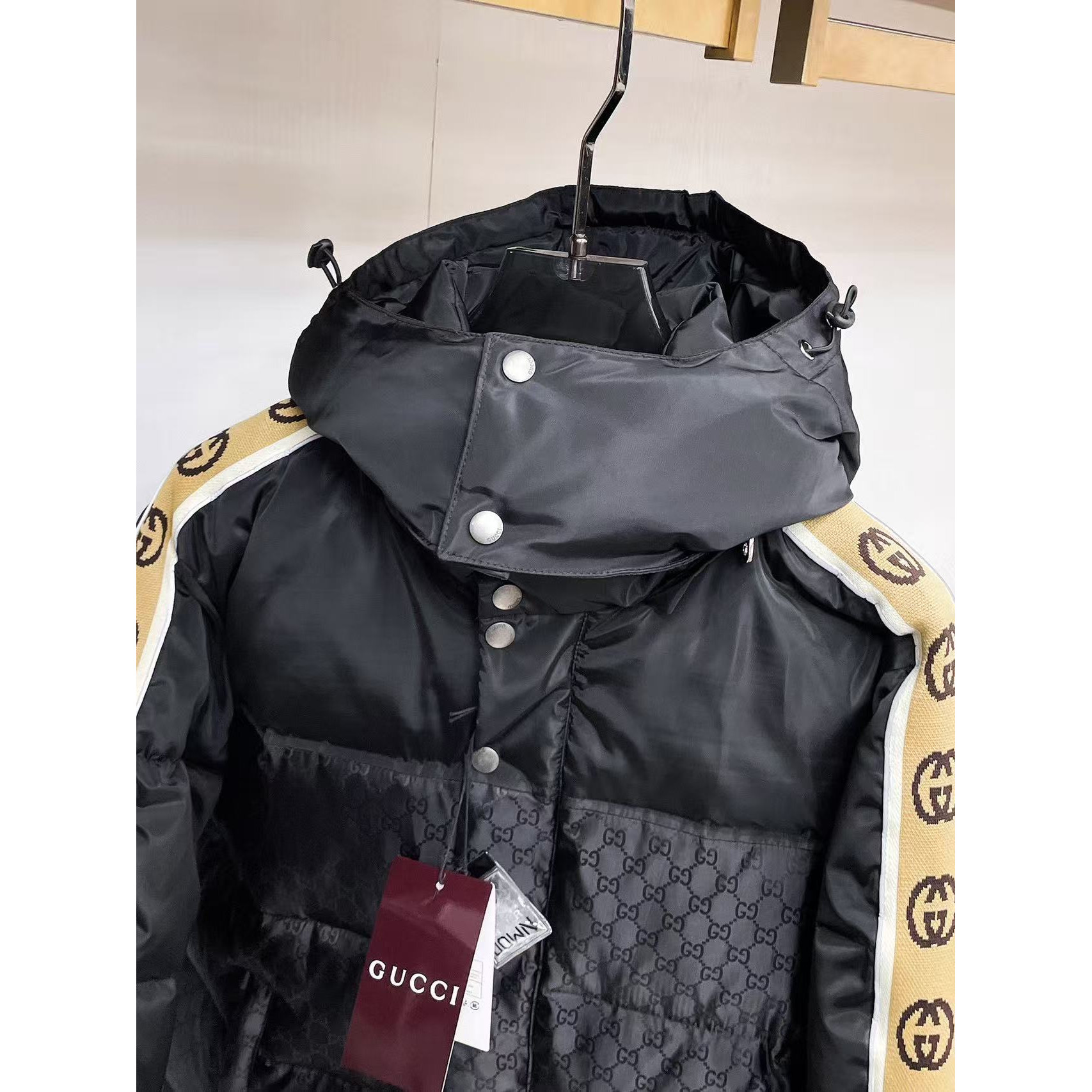 <p>GUCCI 秋冬新款羽绒服(黑)</p>