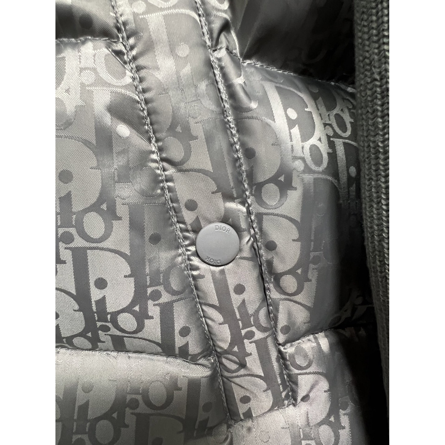 <p>Dior 经典针织羽绒款(深灰色)</p>

<p>&nbsp;</p>
