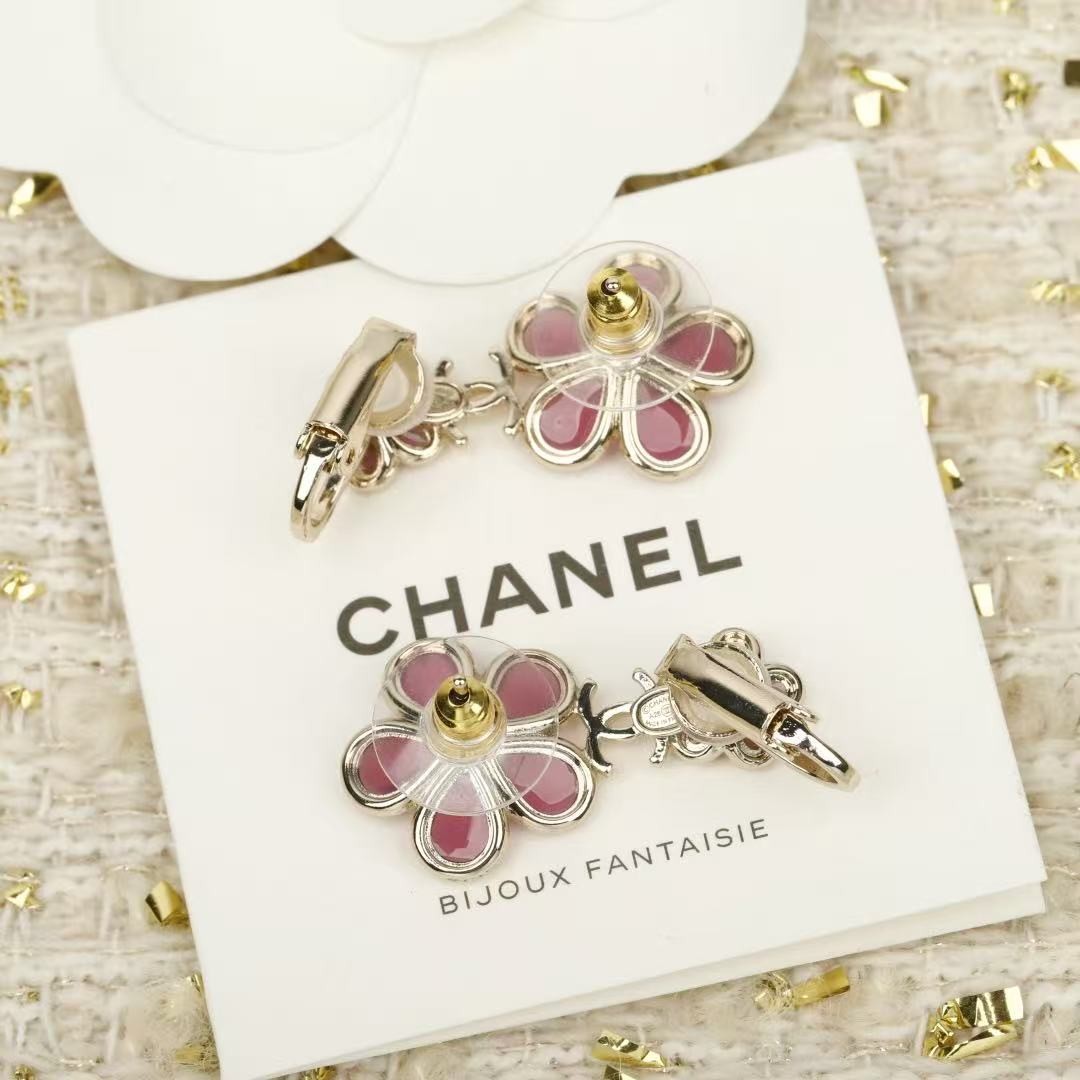 <p>CHANEL&nbsp;粉色山花朵双c耳钉</p>