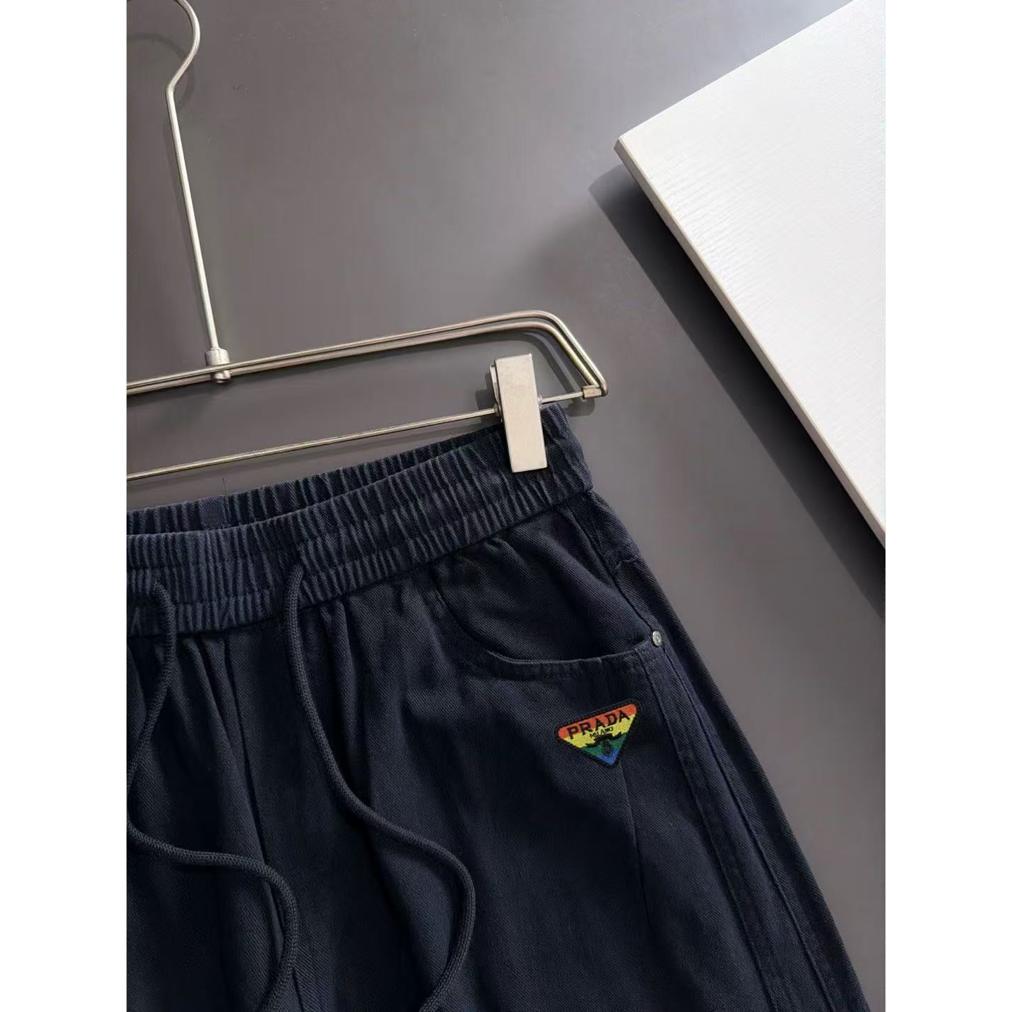 <p>PRADA 秋冬新款松紧带休闲裤(黑)</p>