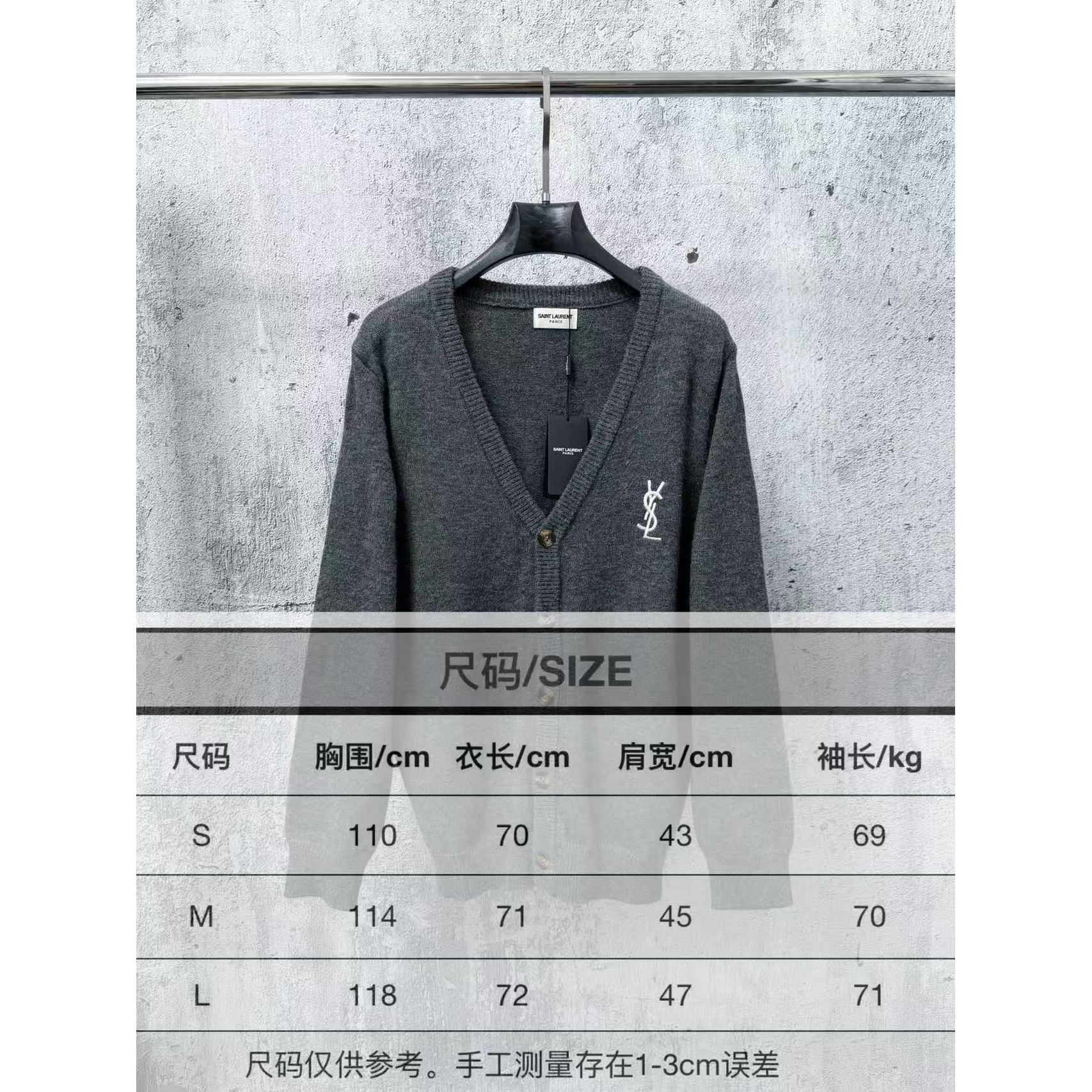 <p>YSL V领单排扣长袖针织开衫(灰)</p>
