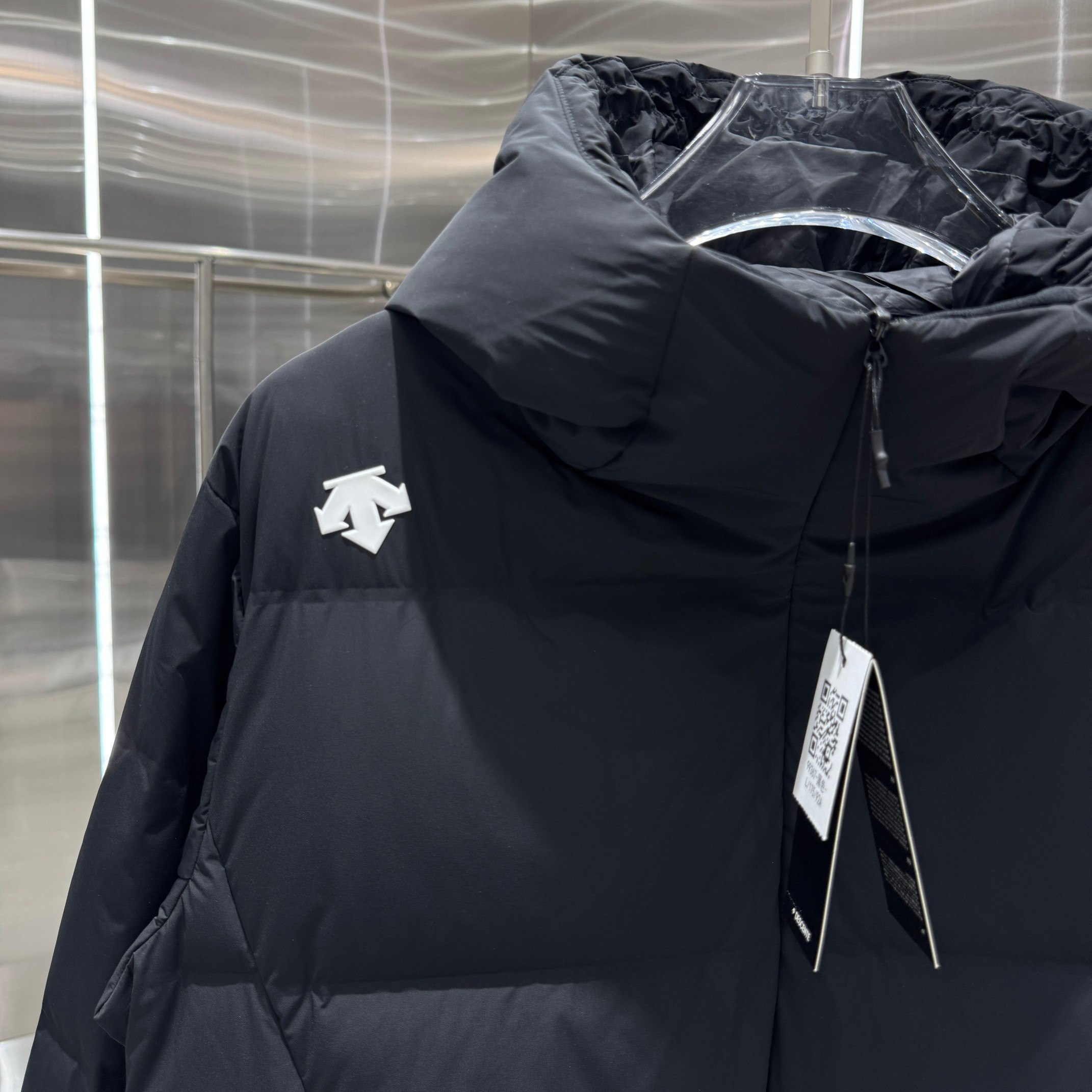 <p>DESCENTE 运动羽绒服(黑)</p>