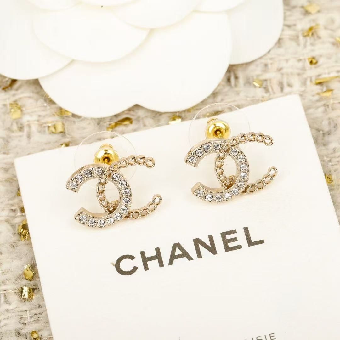 <p>CHANEL&nbsp;双c镂空编织耳钉</p>