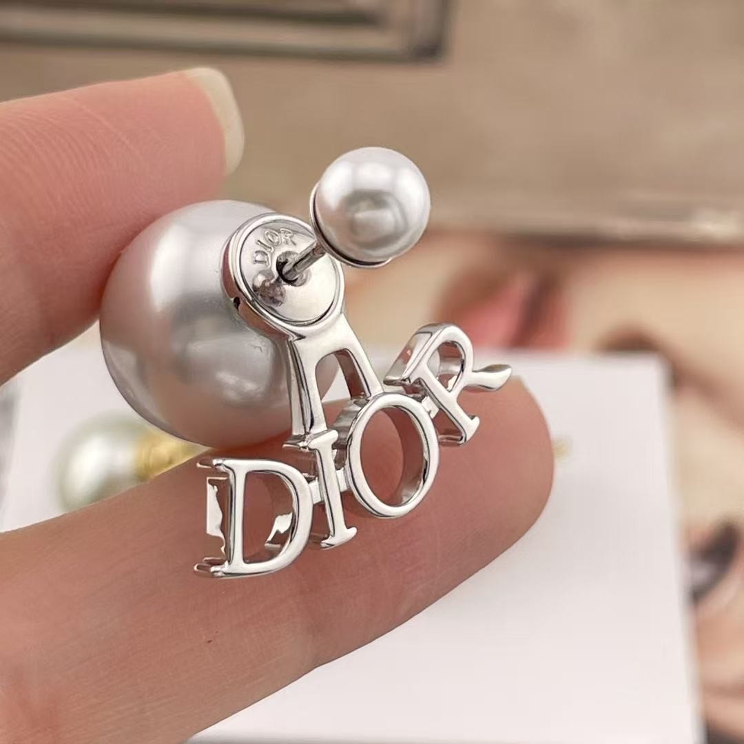 <p>DIOR&nbsp;字母双珠耳钉</p>