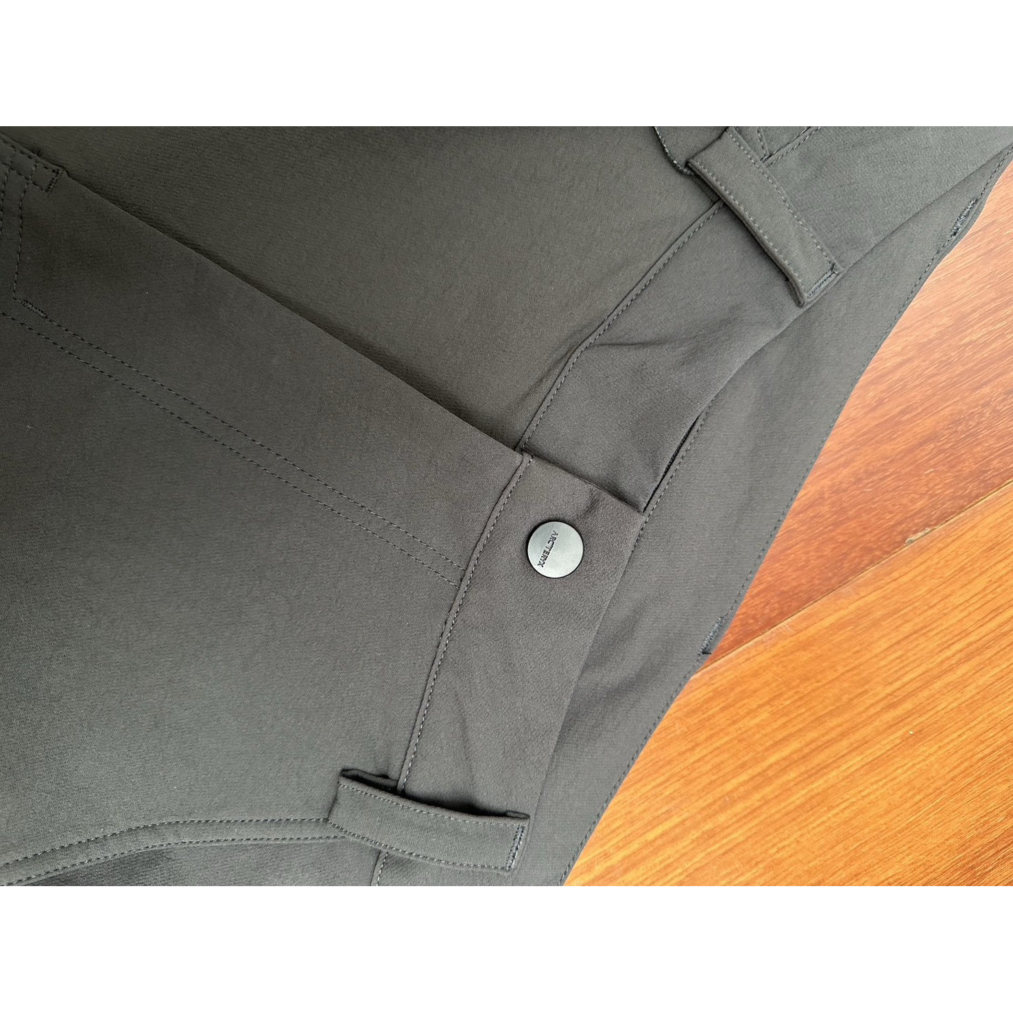 <p>ARC'TERYX 户外机能防风防泼水多口袋休闲长裤</p>