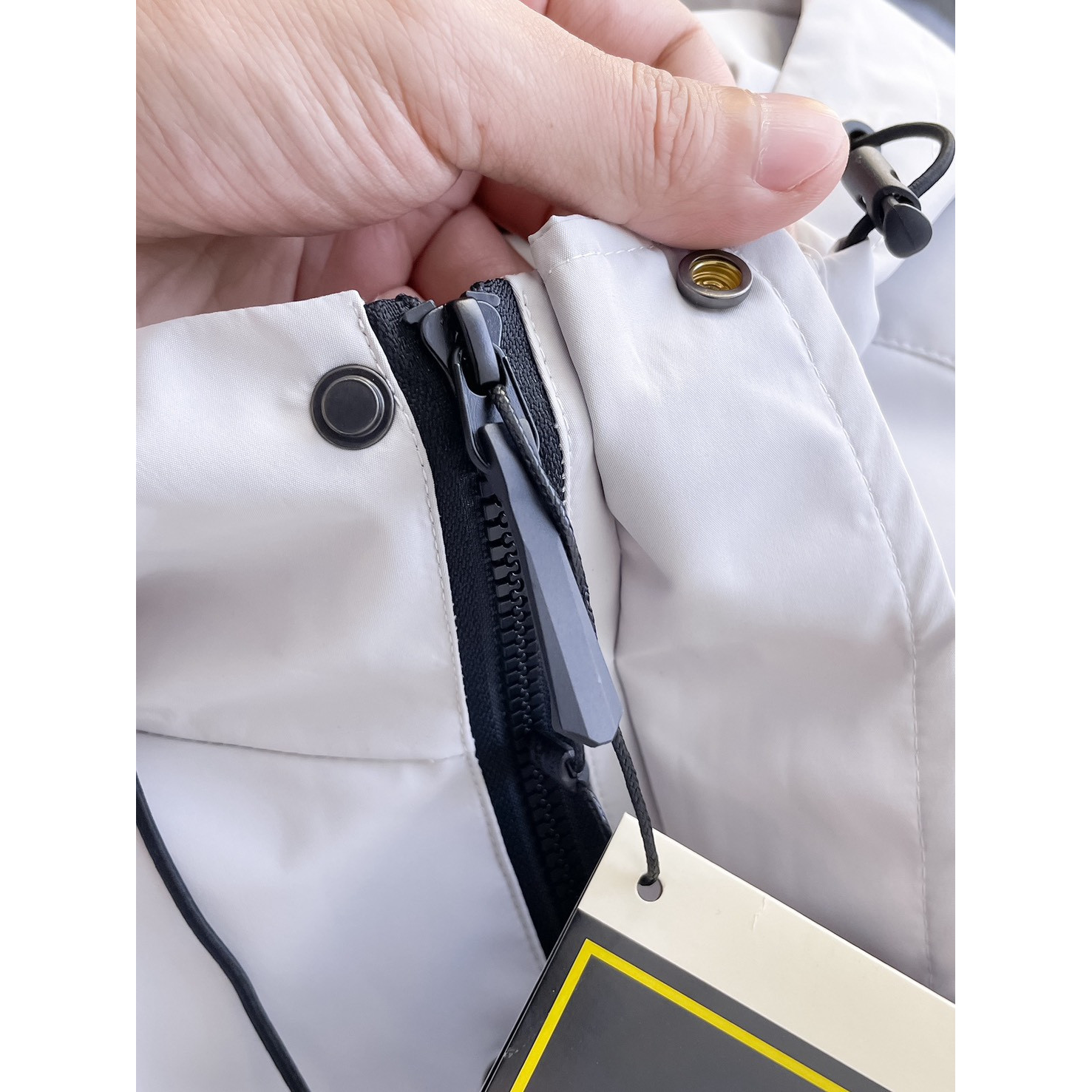 <p>Arc'teryx&nbsp;男士夹克外套(白)</p>