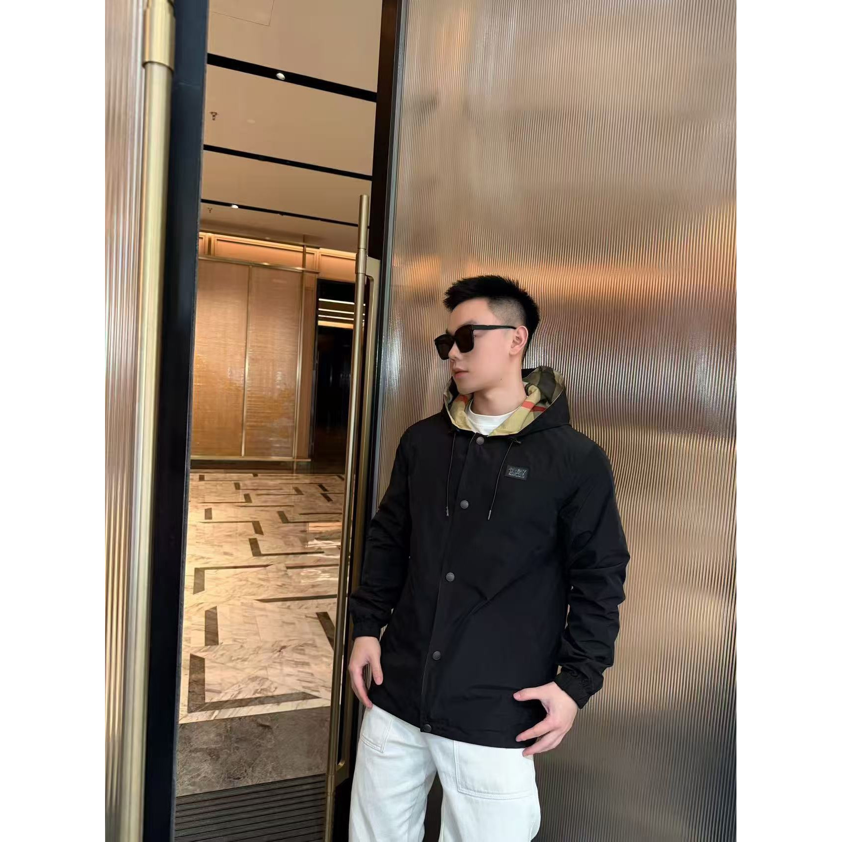 <p>Burberry 双面穿连帽外套</p>