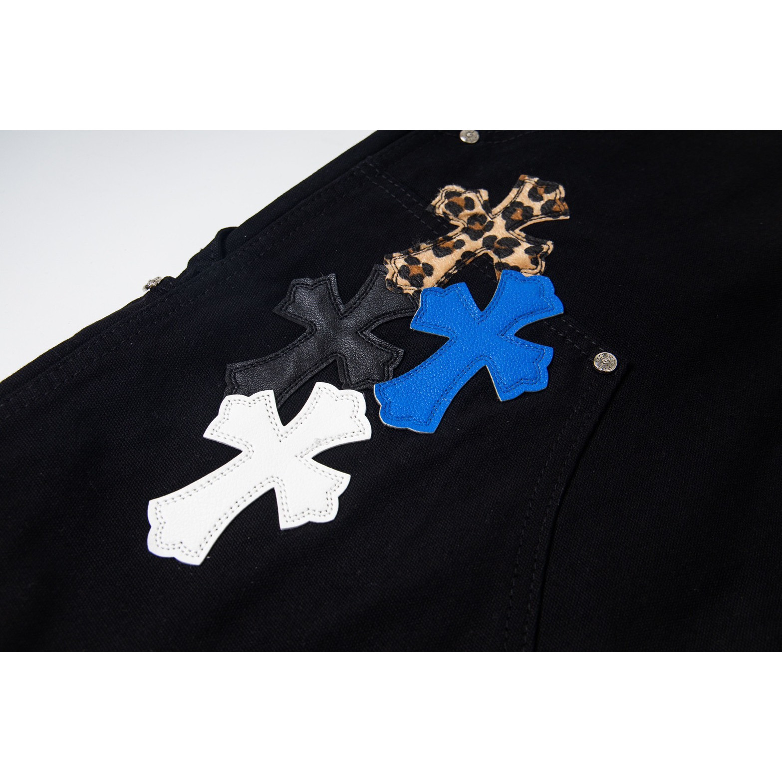 <p>CHROME HEARTS 蓝豹纹拼白皮十字架拼皮情侣款水洗宽松牛仔裤(1777#)</p>