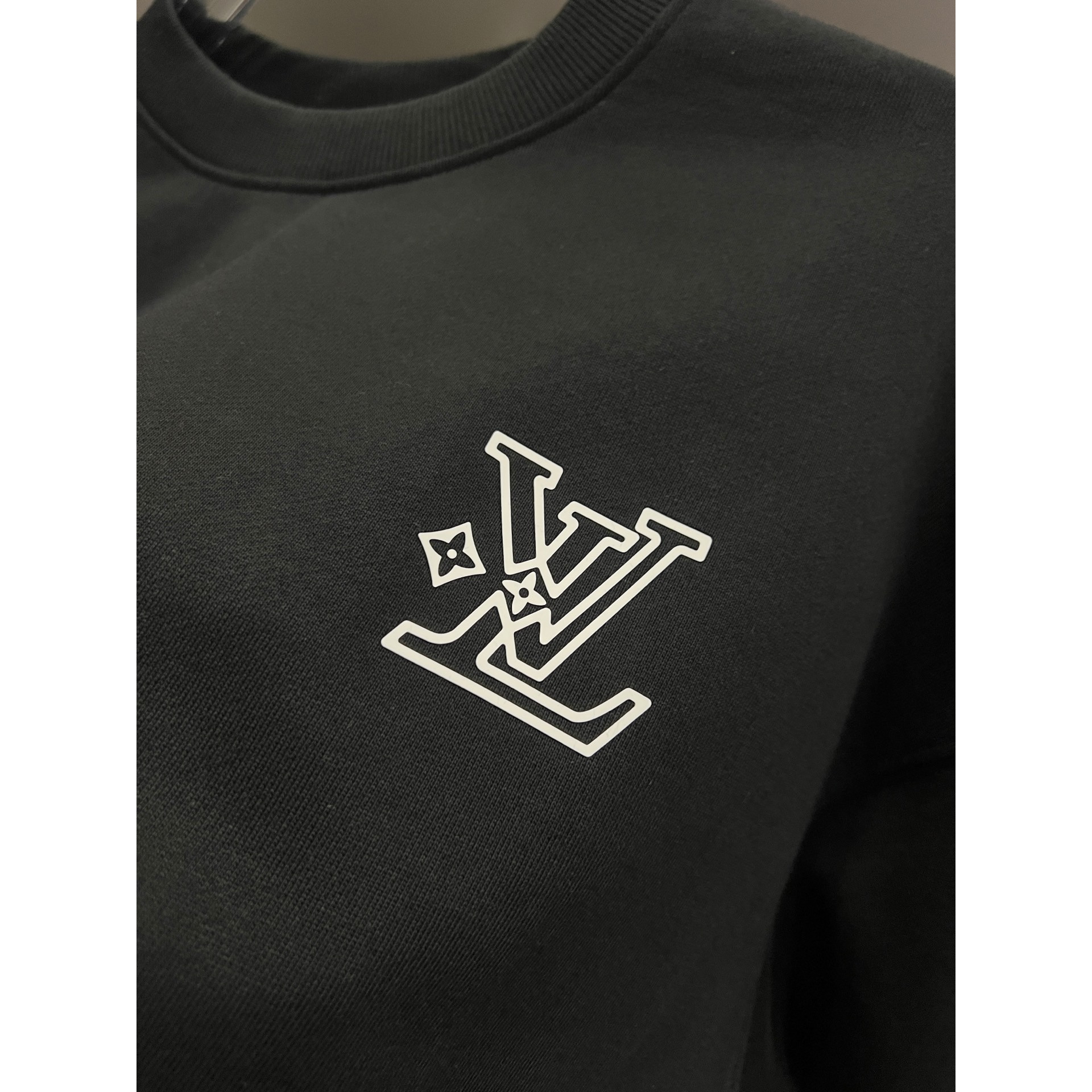 <p>LV 圆领长袖卫衣(黑)</p>