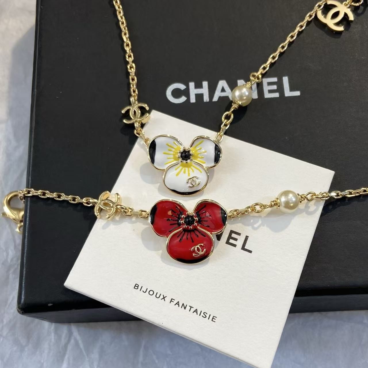 <p>CHANEL 三色堇珠c手链</p>