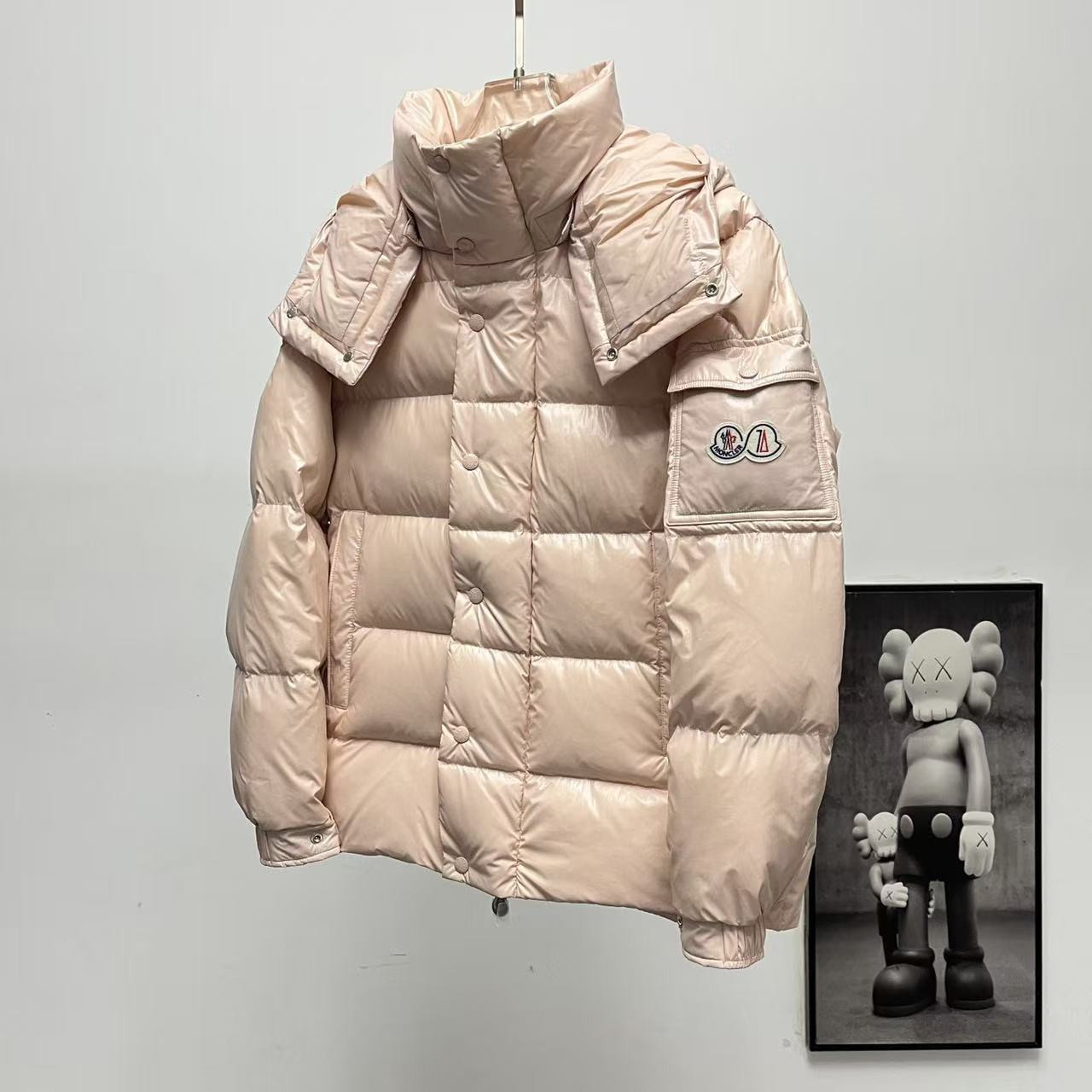 <p>Moncler 70周年双标连帽羽绒服(粉色)</p>