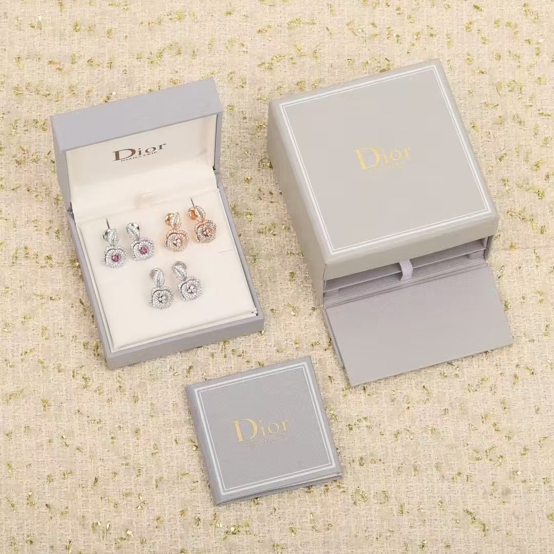 <p>&nbsp;DIOR&nbsp;玫瑰花耳环</p>
