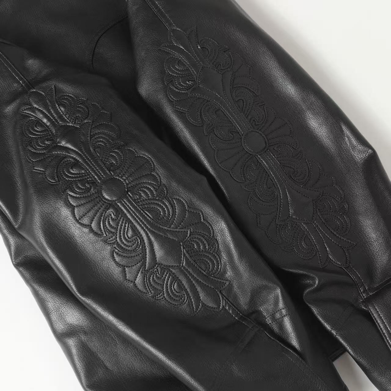 <p>Chrome Hearts 手臂大刺绣皮衣(黑)</p>