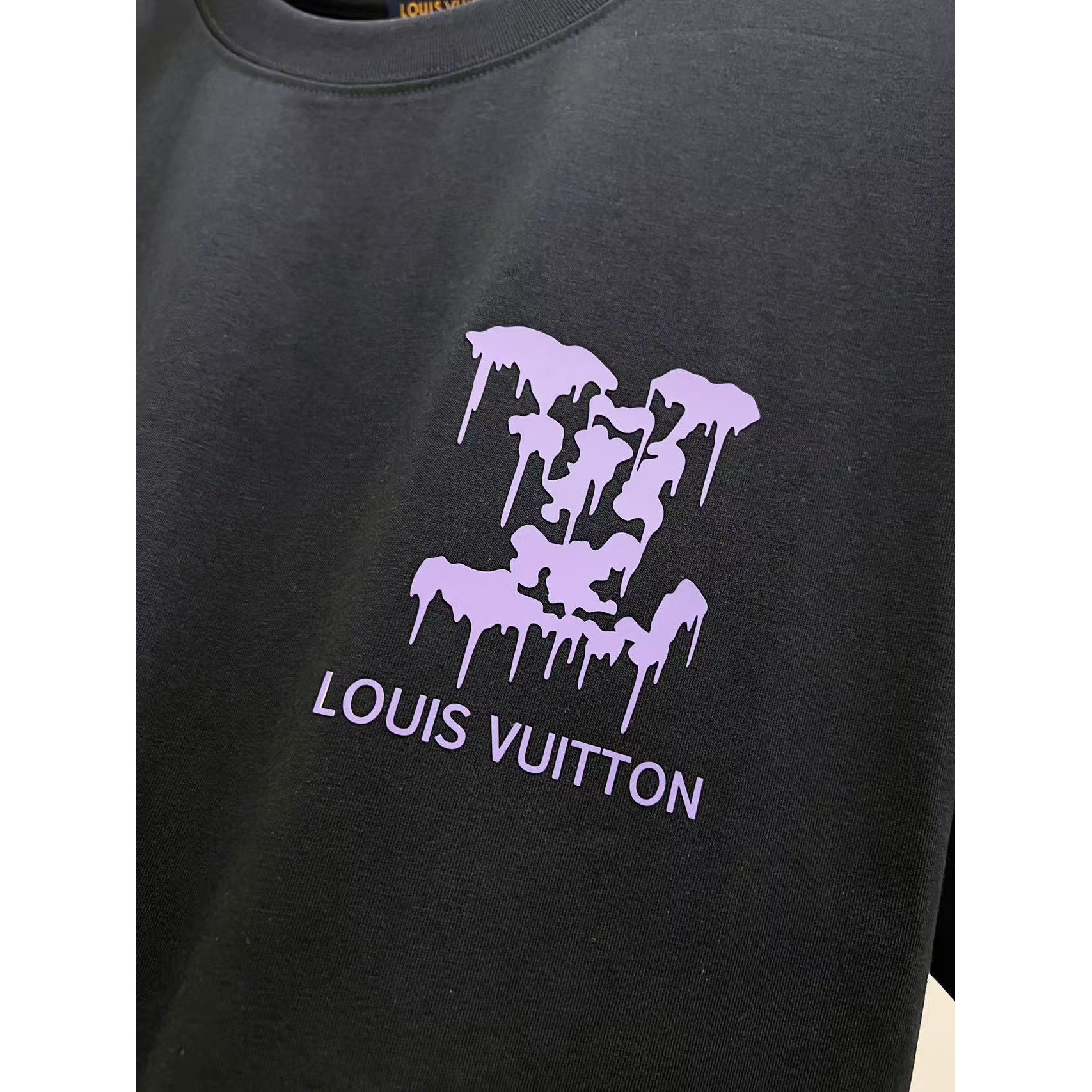 <p>LV 短袖圆领T恤(黑)</p>