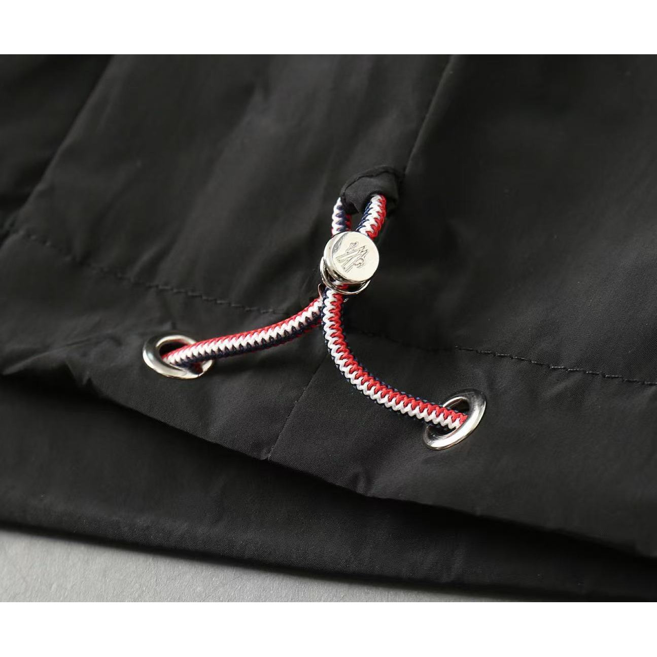 <p>MONCLER 男士夹克外套(黑)<br />
&nbsp;</p>