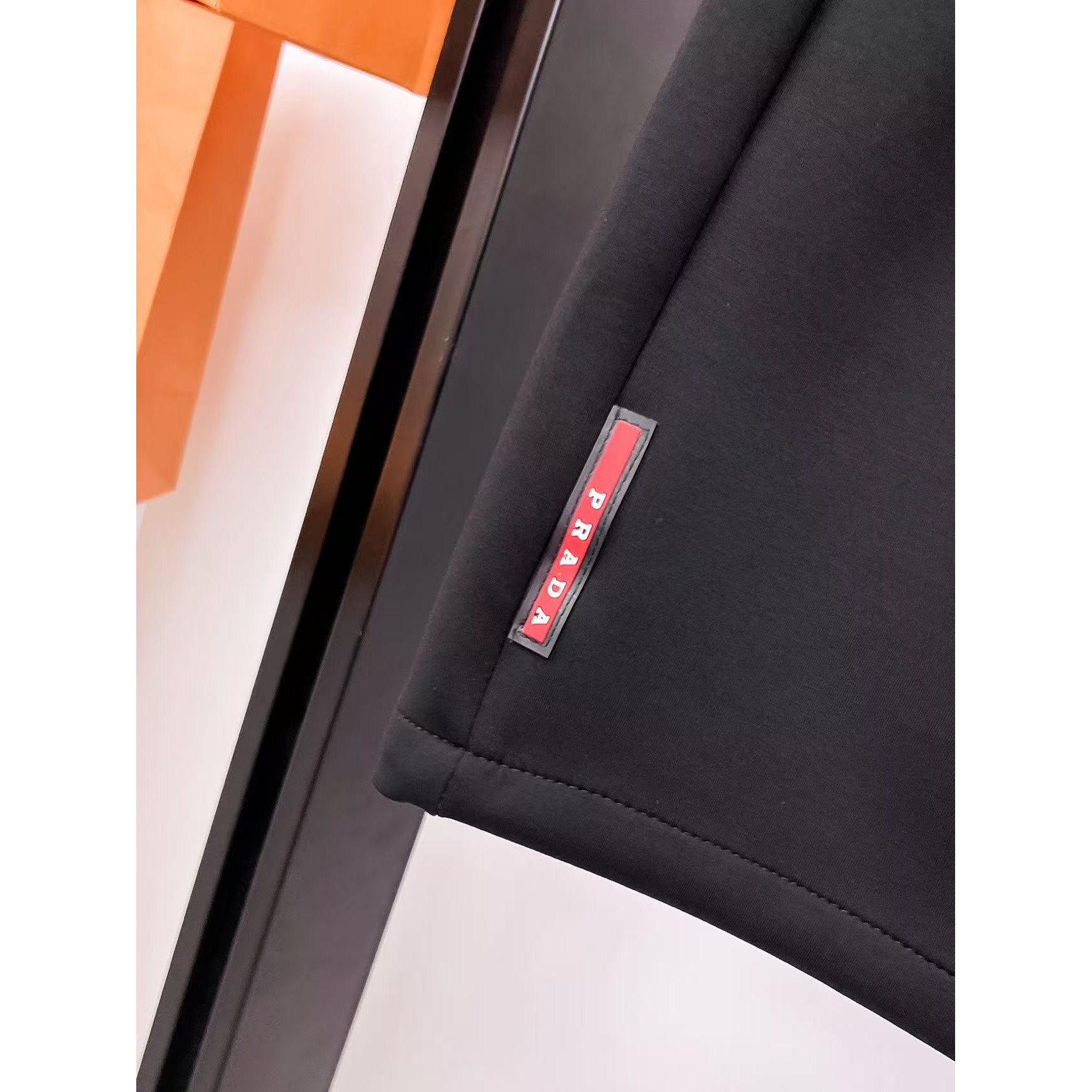 <p>PRADA 专柜新款休闲短裤(黑)</p>