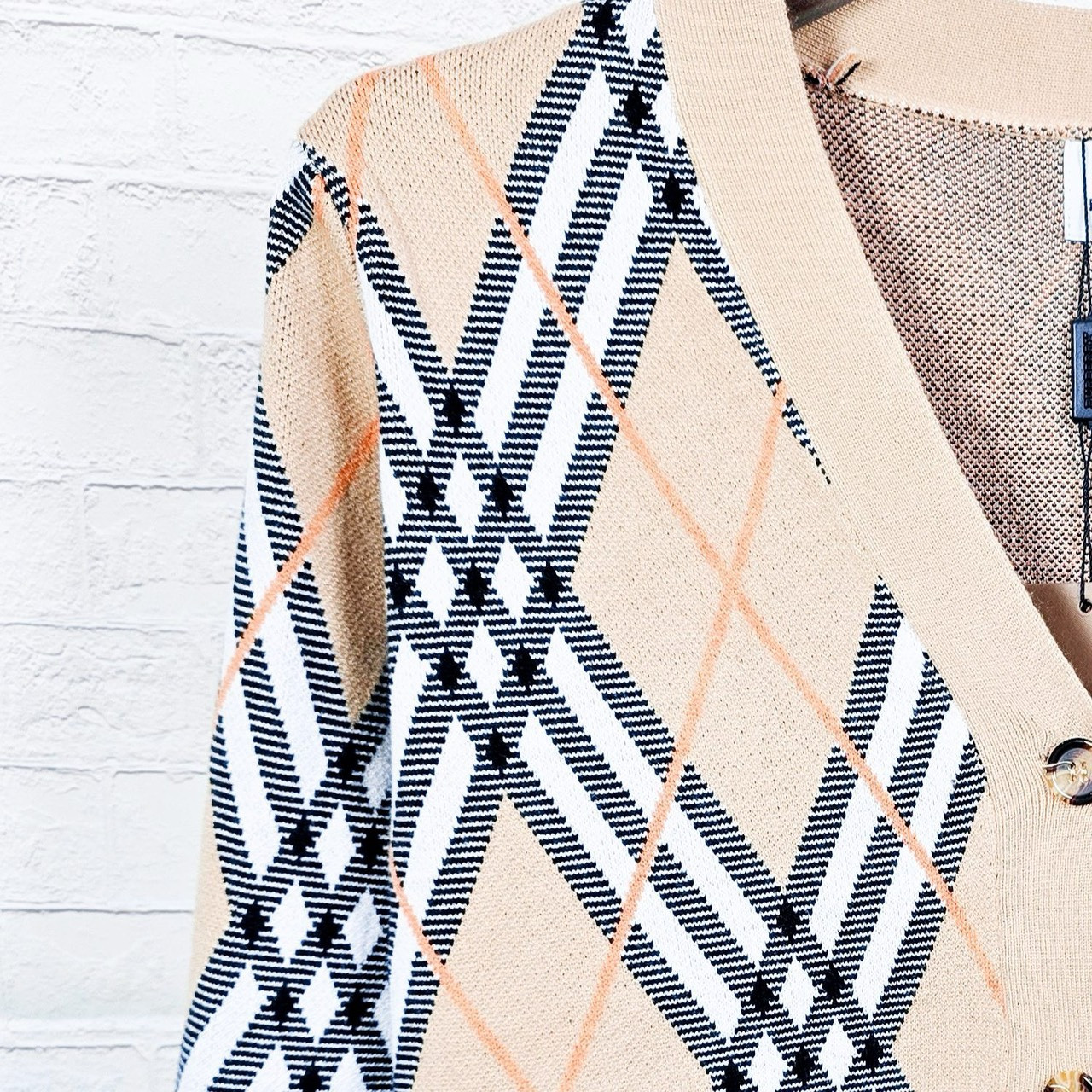 <p>BURBERRY&nbsp;情侣V领针织开衫毛衣(卡其GJ44)</p>