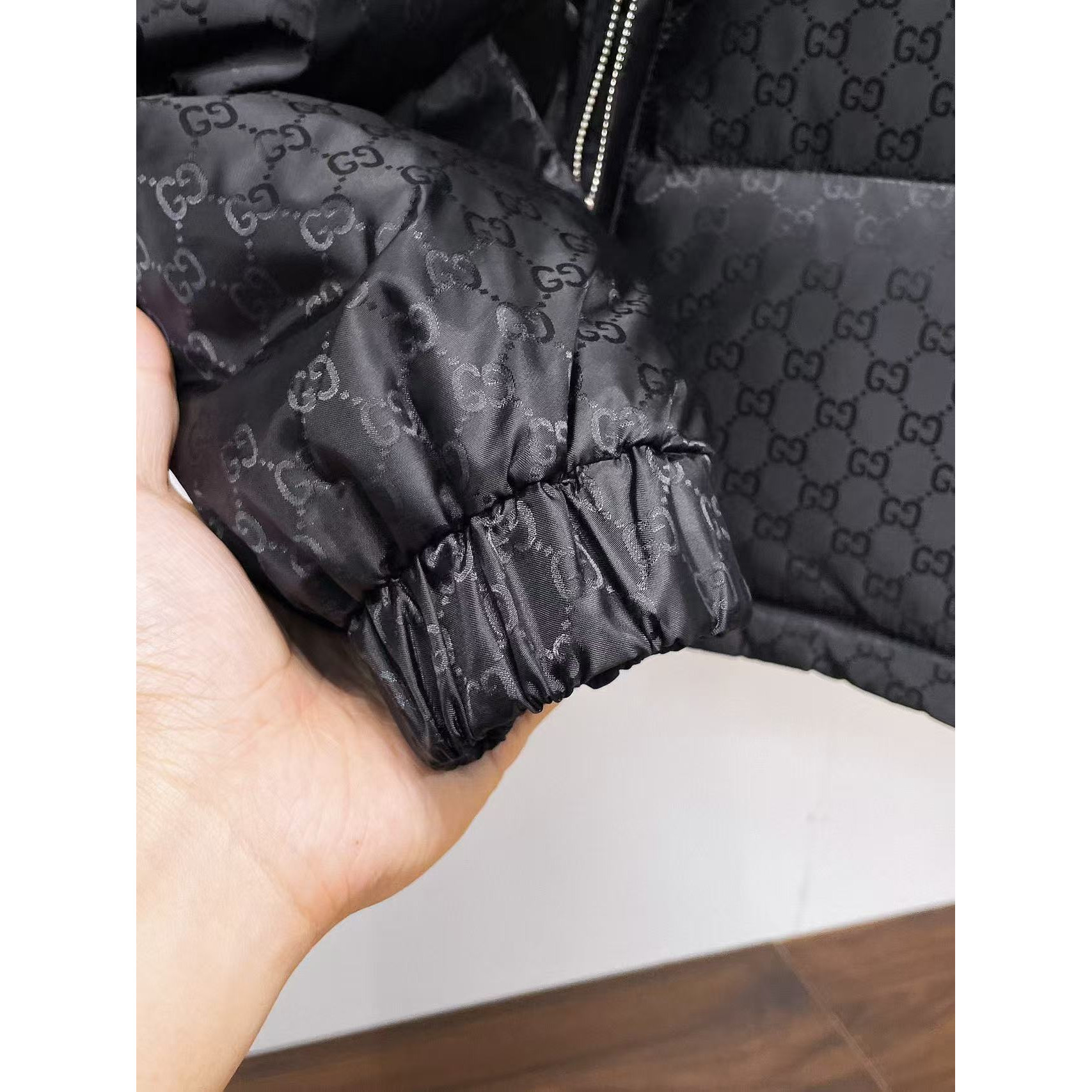 <p>GUCCI 秋冬新款羽绒服(黑)</p>