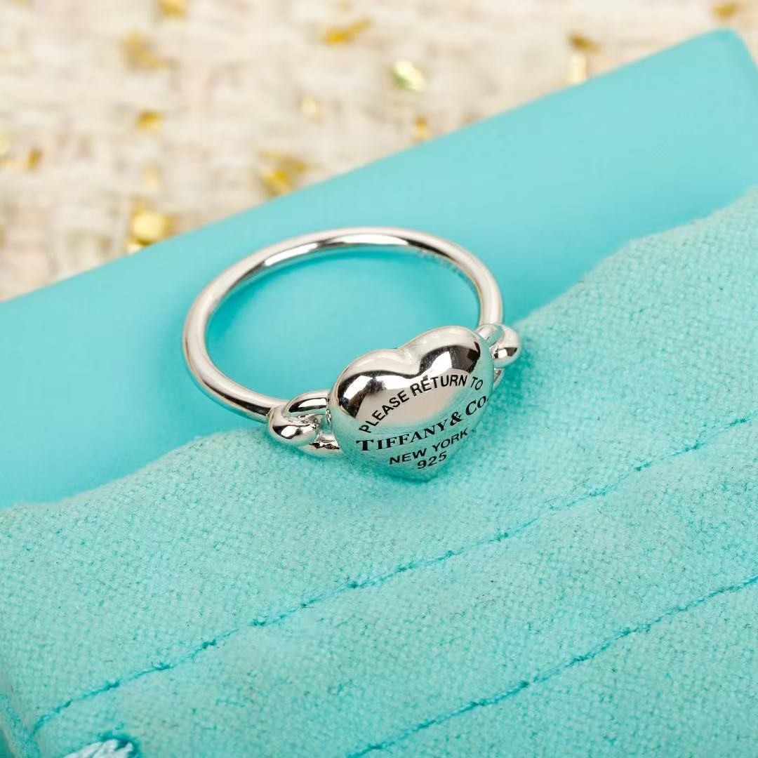 <p>Tiffany&nbsp;爱心滴油珐琅戒指</p>