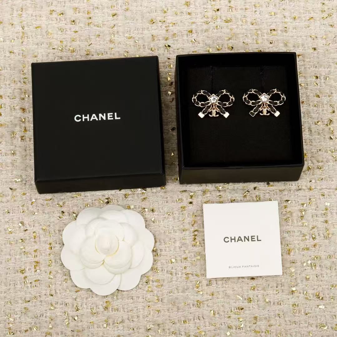 <p>CHANEL 黑皮蝴蝶结耳环</p>