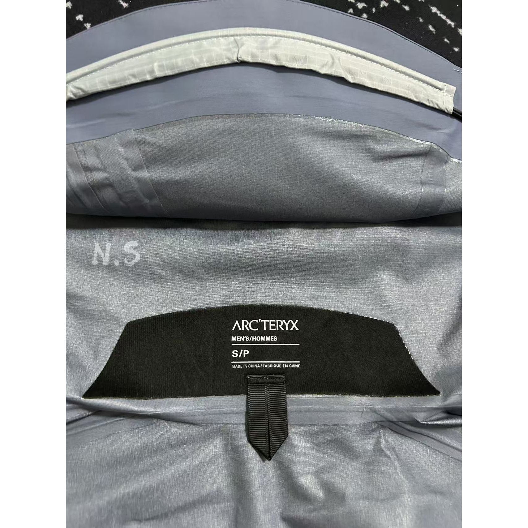 <p>Arc'teryx Beta系列 SL GORE-TEX 硬壳刺绣连帽防水防风透气冲锋衣(层云蓝)</p>