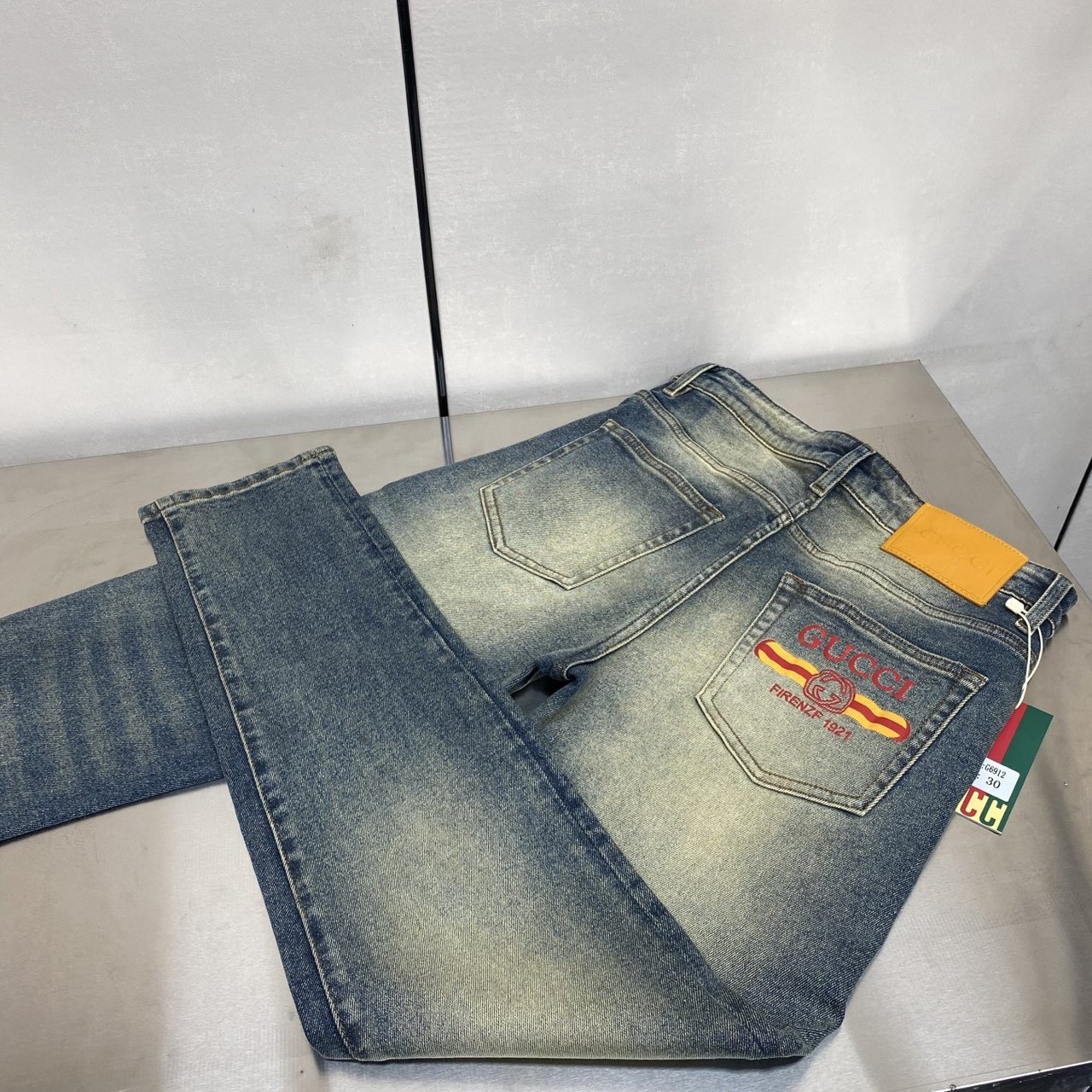 <p>GUCCI&nbsp;丹宁水洗牛仔裤(6912)</p>