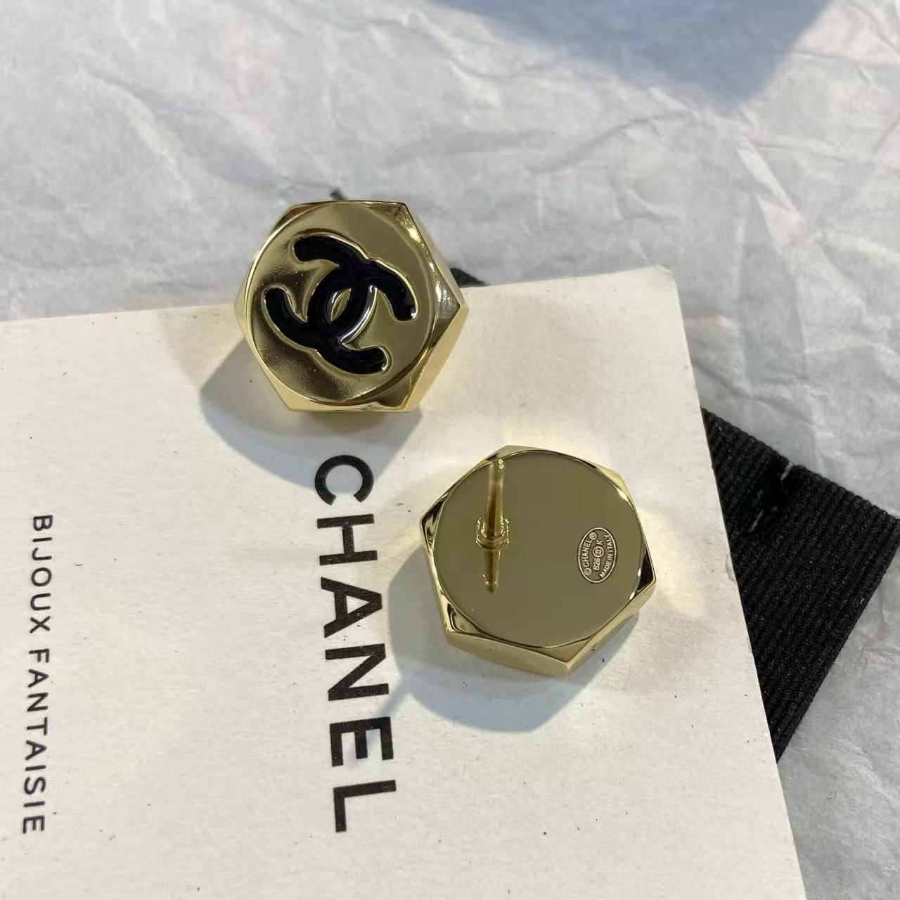 <p>CHANEL 金色六边形耳钉</p>