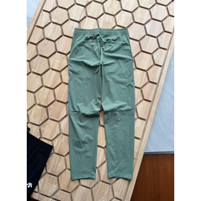 <p>DESCENTE 鬆緊帶休閒長褲</p>