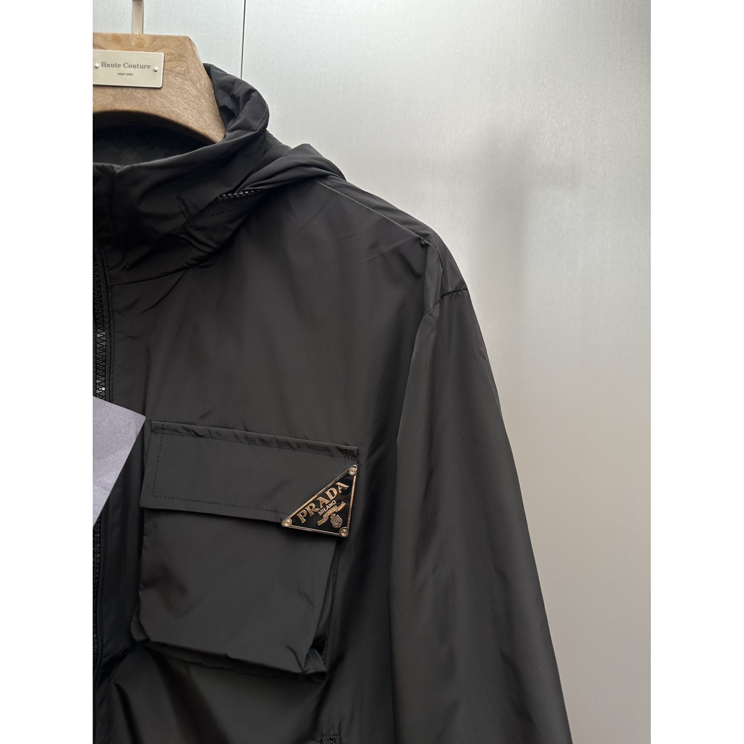 <p>PRADA 三角标连帽工装机能夹克(黑)</p>