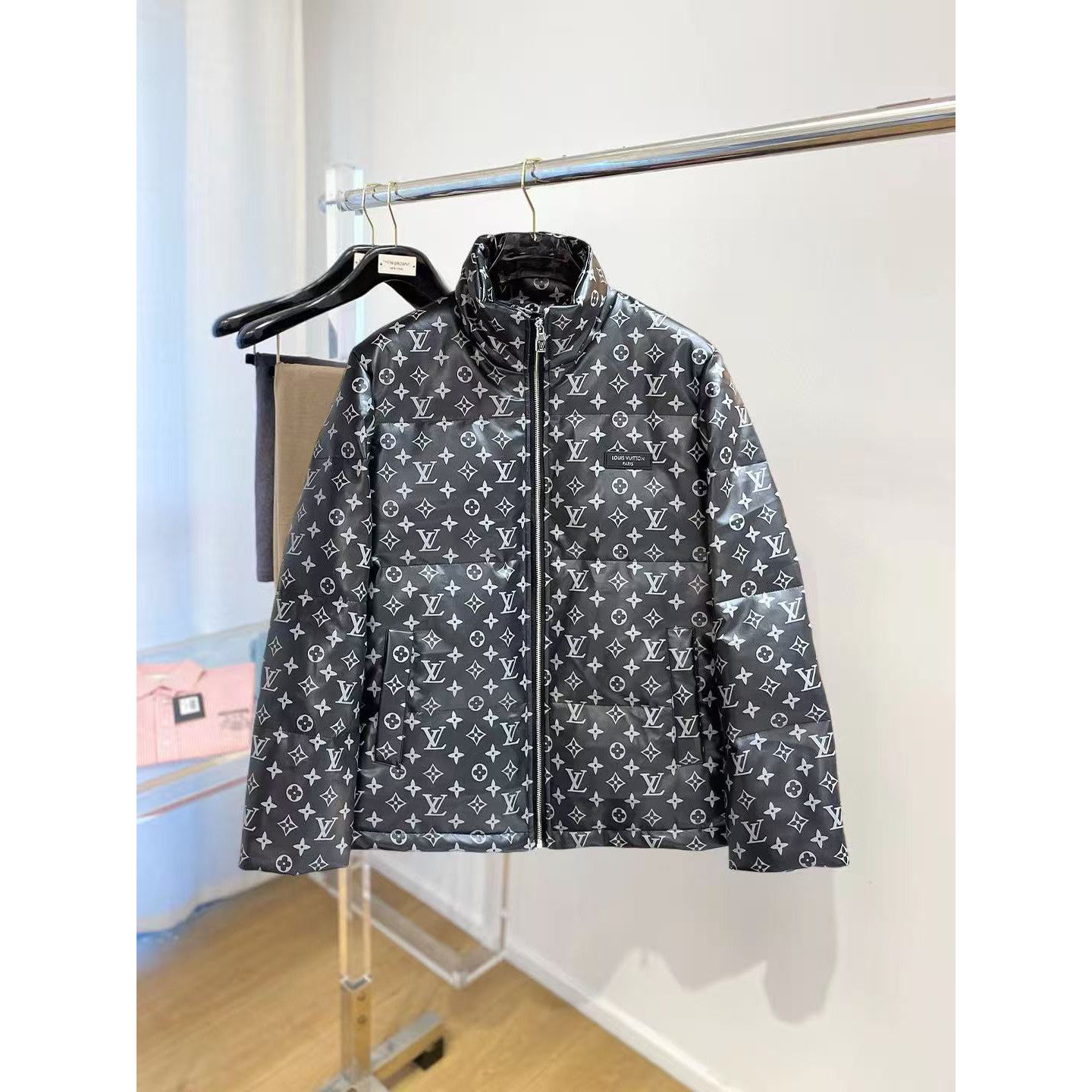 <p>LV 秋冬新款羽绒服(黑)</p>