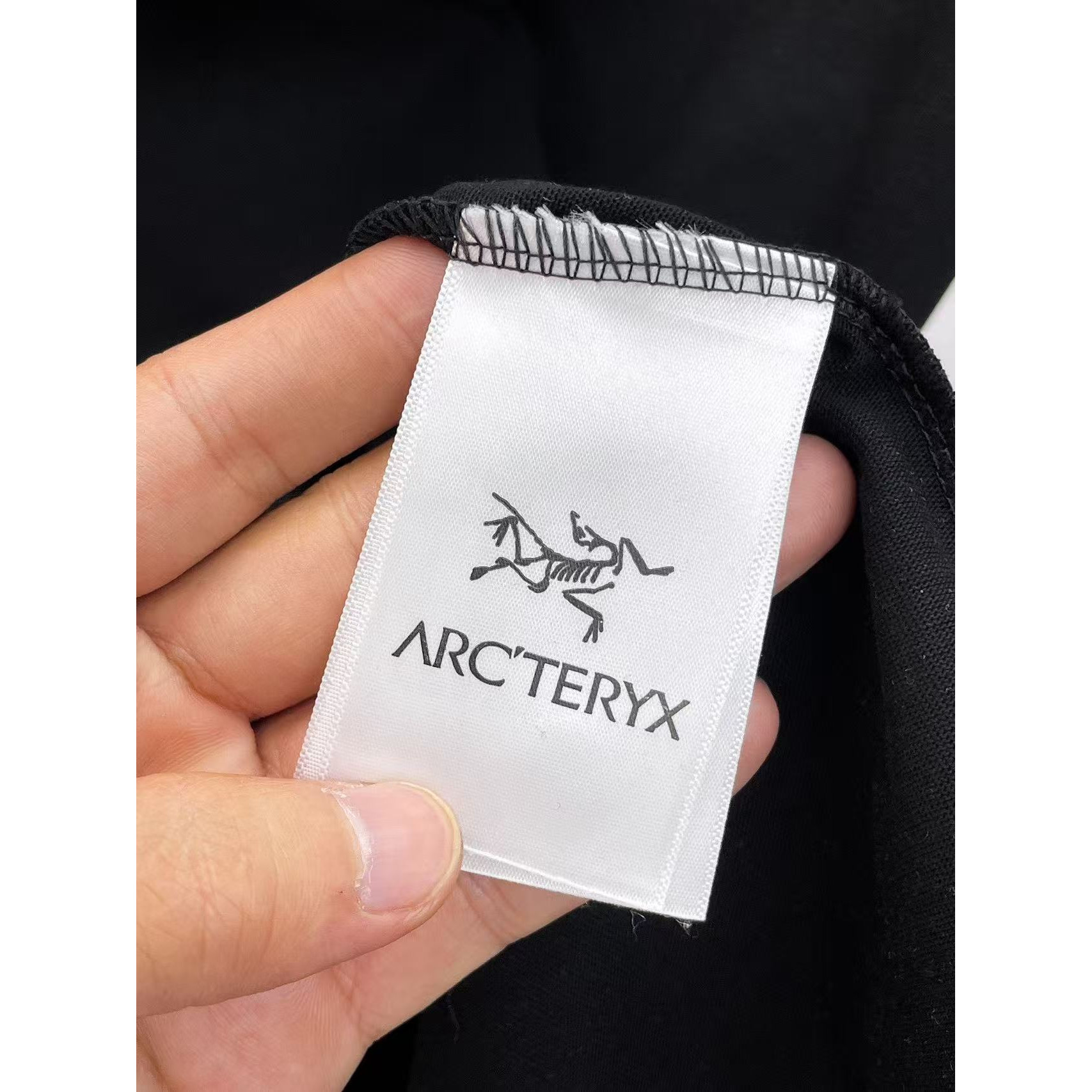 <p>Arc'teryx 专柜新款短袖T恤(黑)</p>
