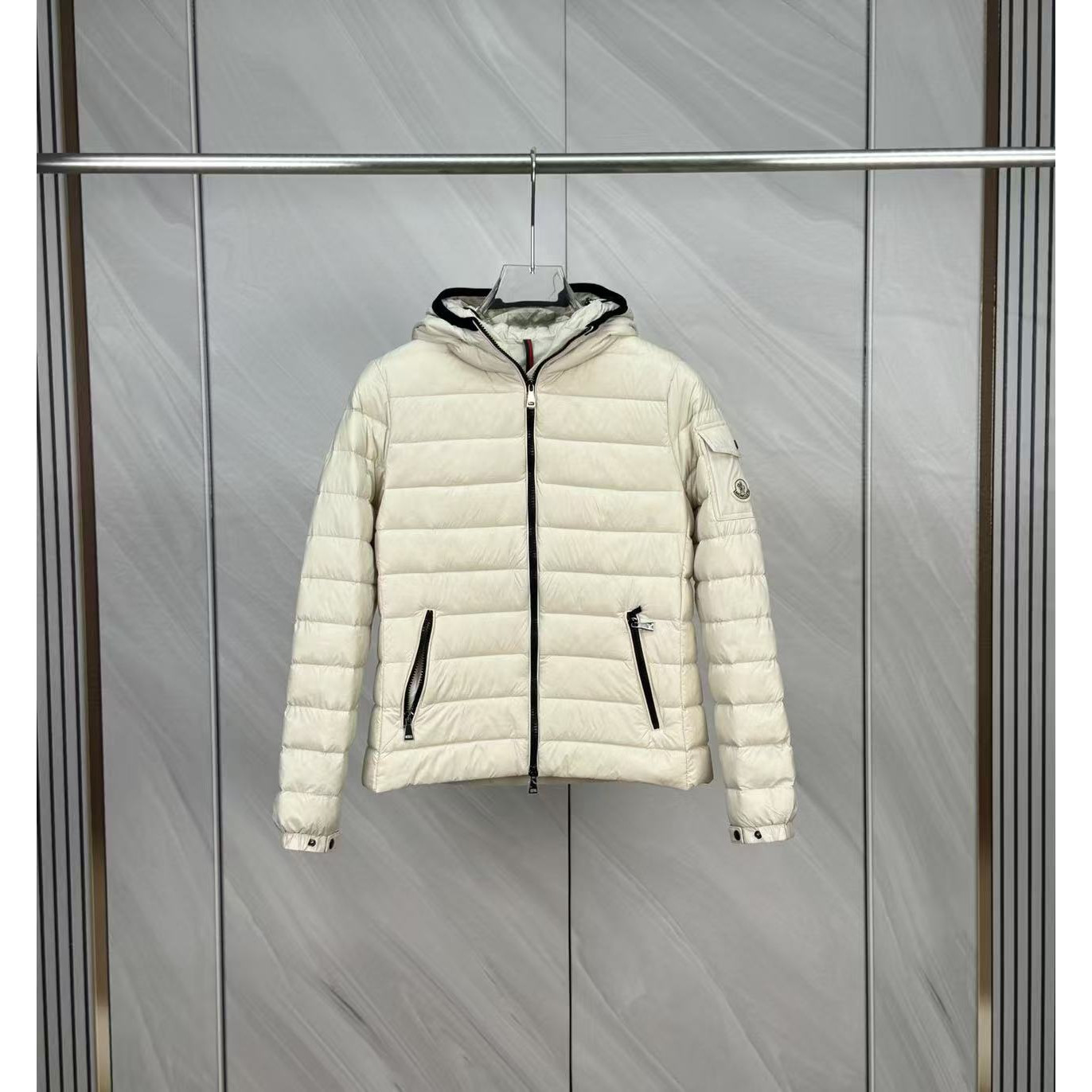 <p>Moncler Bles系列羽绒服(白)</p>