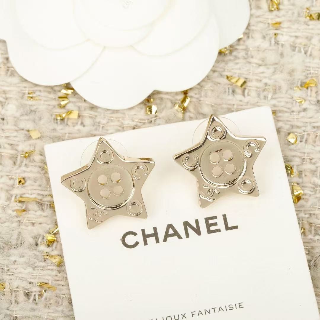 <p>CHANEL&nbsp;纽扣五角星耳钉</p>