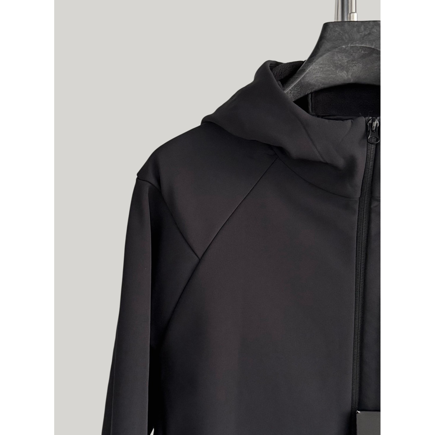 <p>KOLON SPORT 软壳加薄绒冲锋衣(黑)</p>
