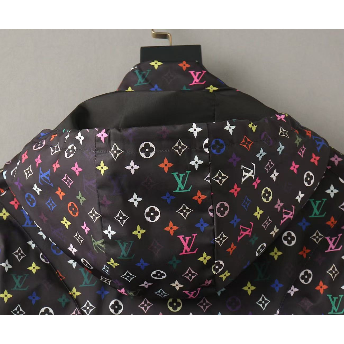 <p>LV 男士夹克外套(800812)<br />
&nbsp;</p>