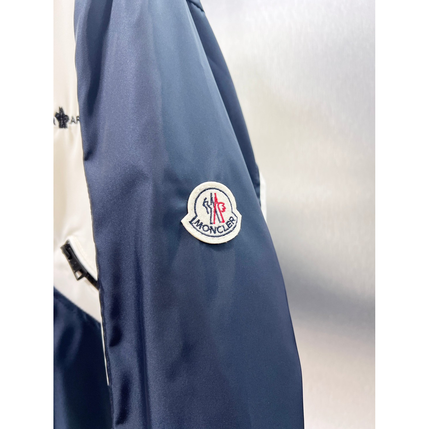 <p>MONCLER&nbsp;夹克外套</p>