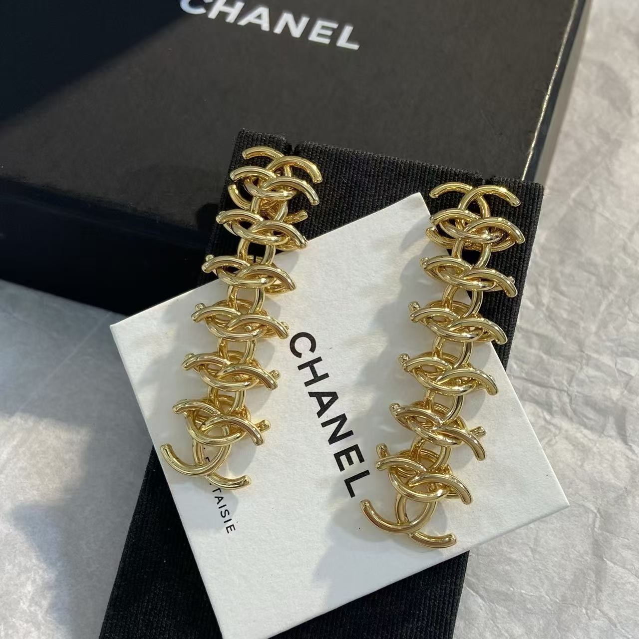 <p>CHANEL 金色多C重叠耳环</p>