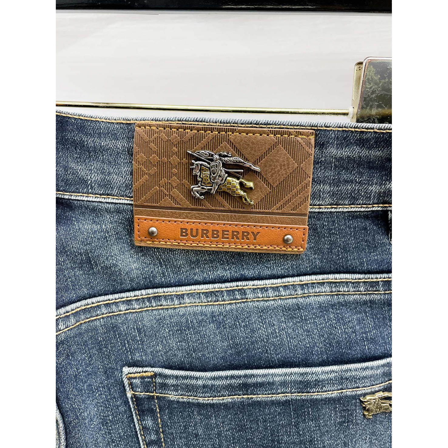<p>BURBERRY 高品质牛仔裤</p>