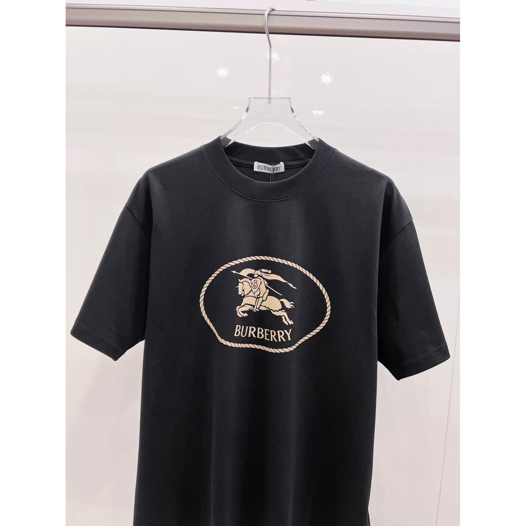 <p>BURBERRY 战马字母短袖t恤(黑)&nbsp;</p>