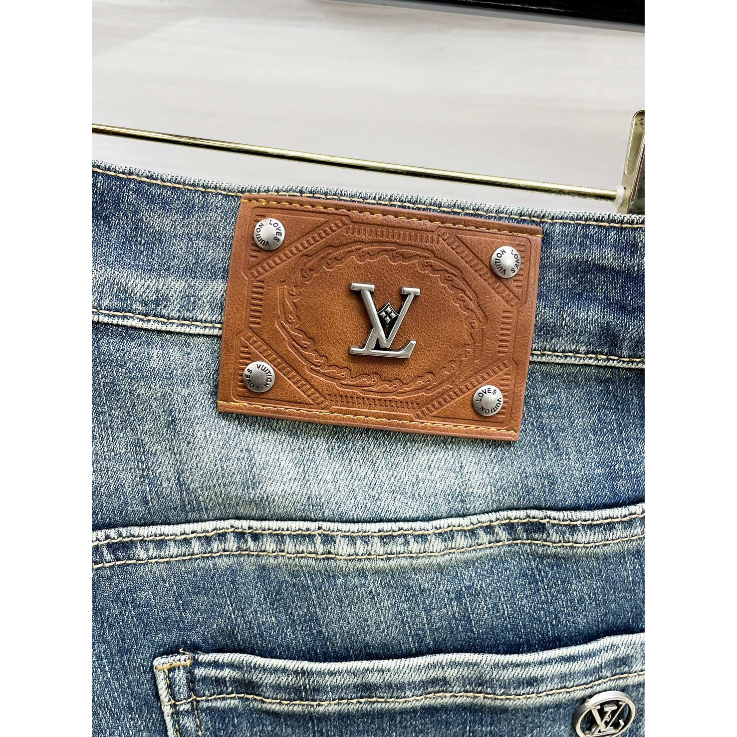 <p>LV&nbsp;高品质牛仔裤(淺藍)</p>