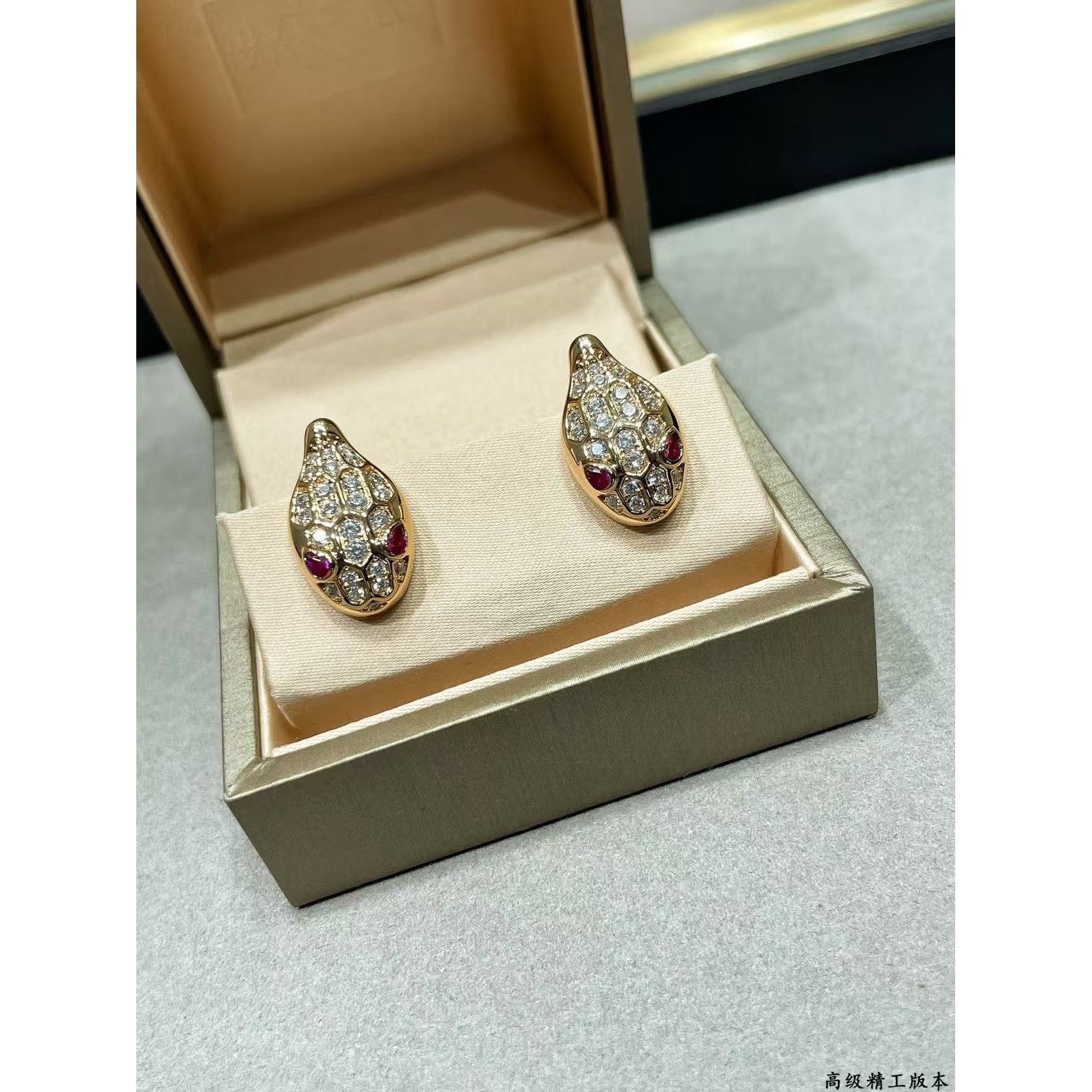 <p>BVLGARI 满钻蛇耳钉（红钻</p>
