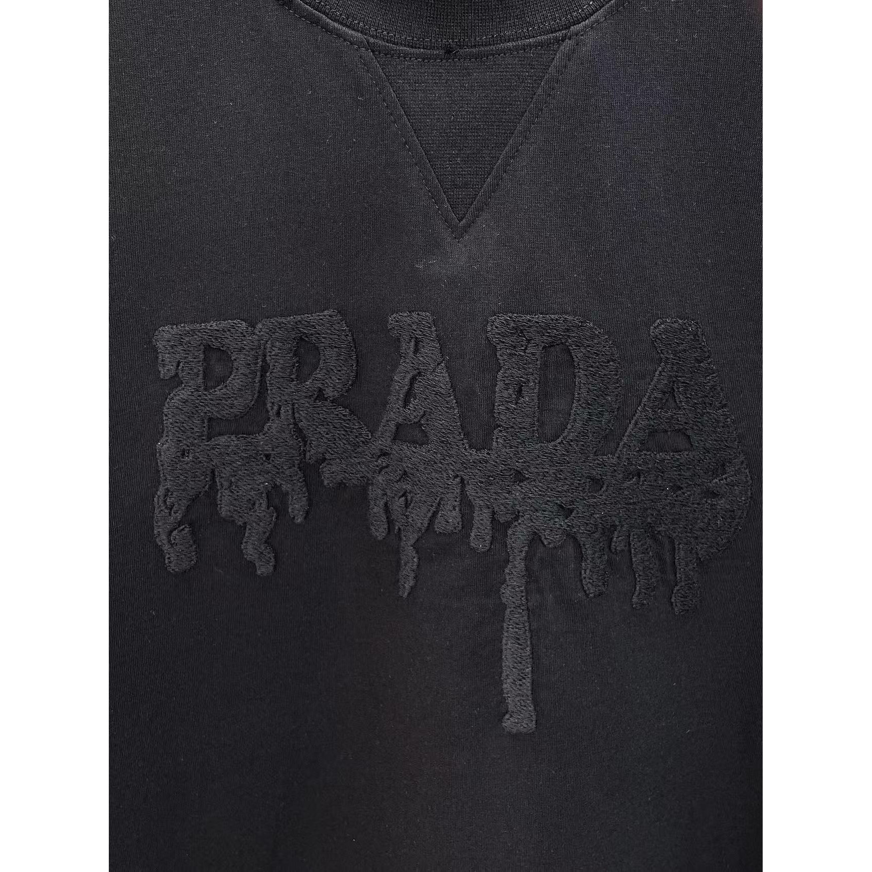 <p>PRADA&nbsp;专柜新款短袖T恤(黑)</p>