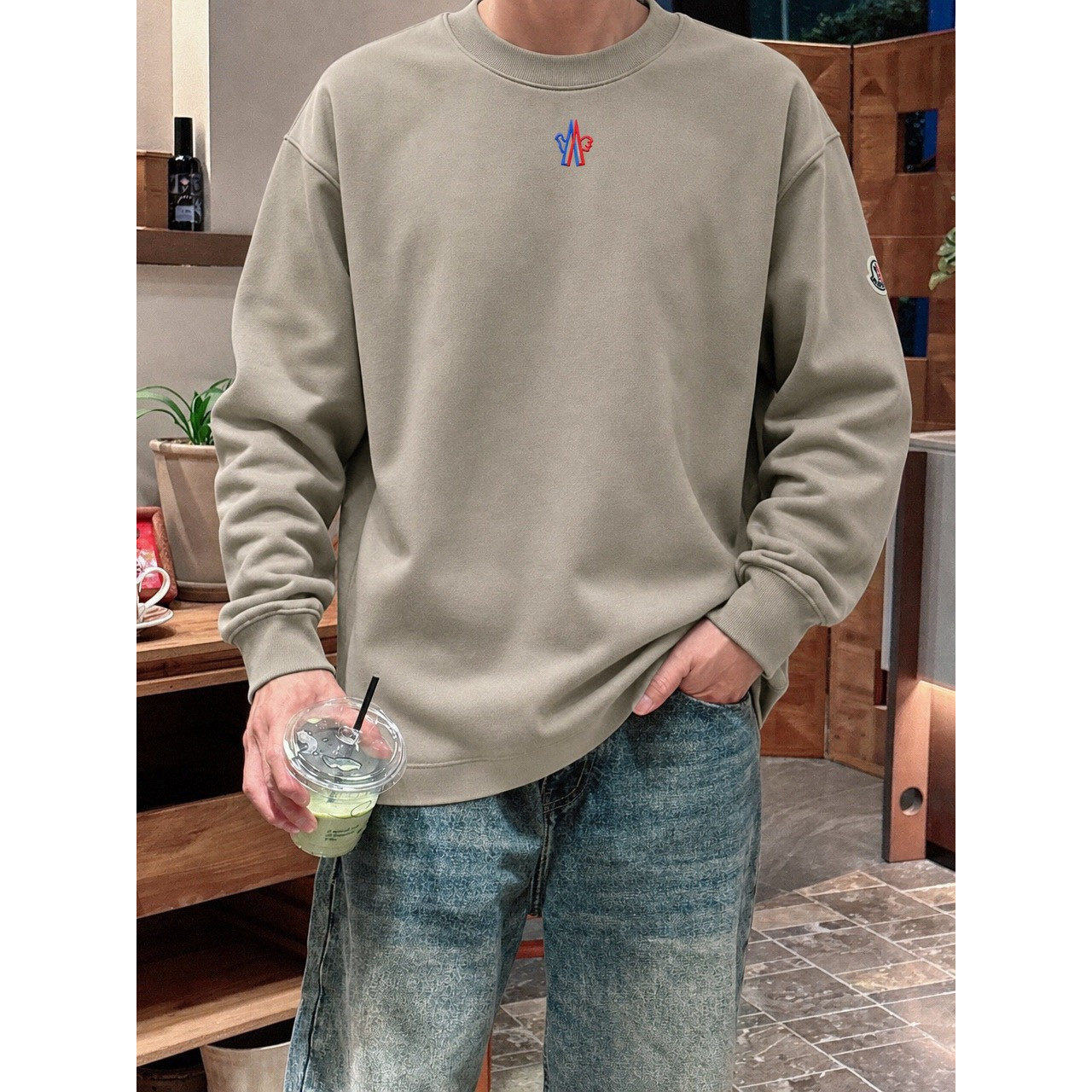 <p>MONCLER logo图案绣花长袖(咖啡)</p>