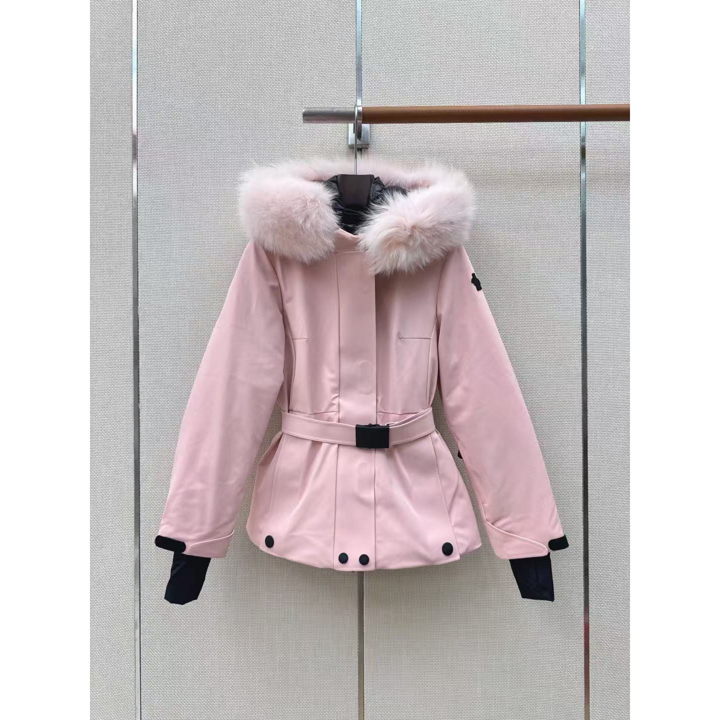 <p>MONCLER 经典Celac短款收腰羽绒滑雪服(粉)</p>