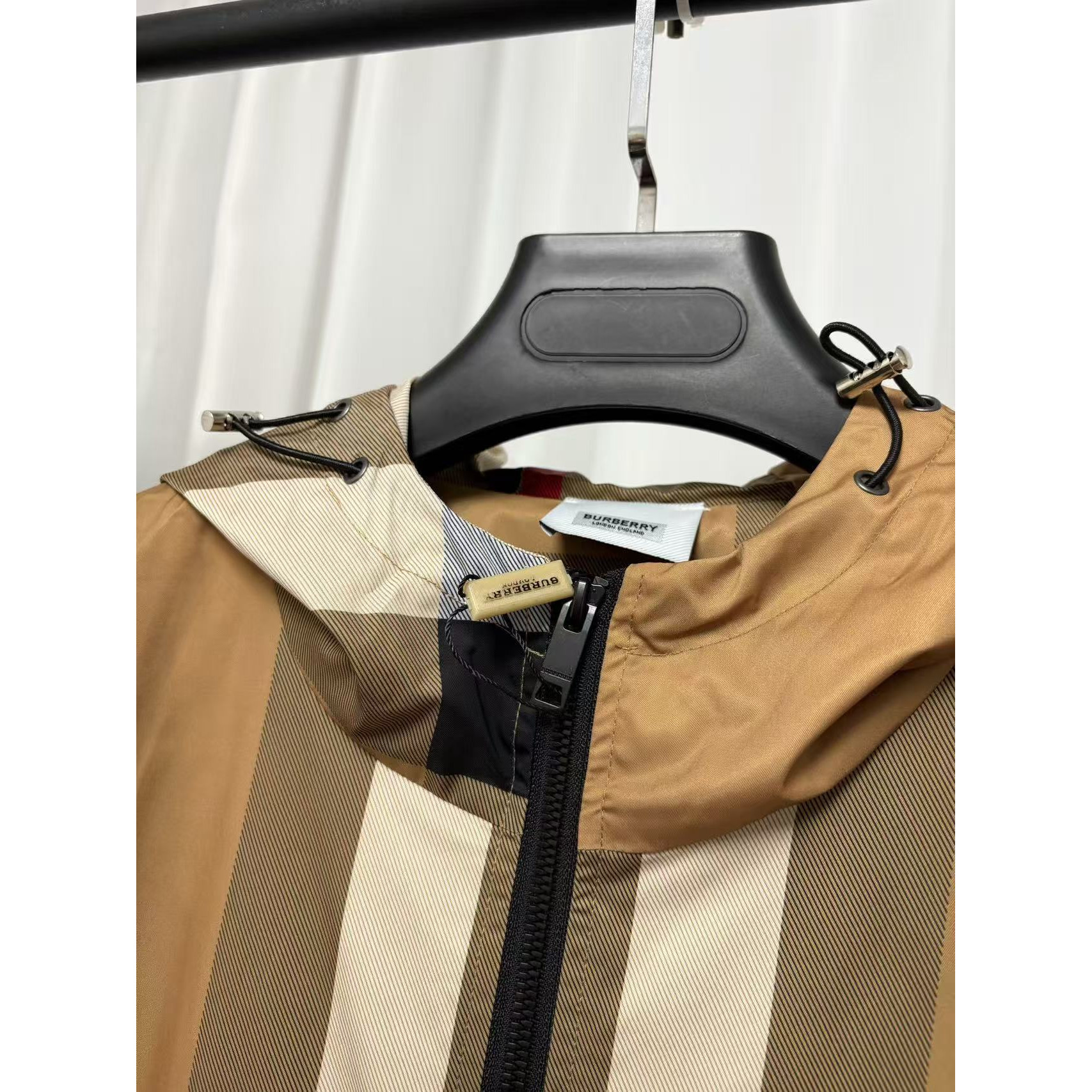 <p>Burberry 夹克外套(卡其)</p>