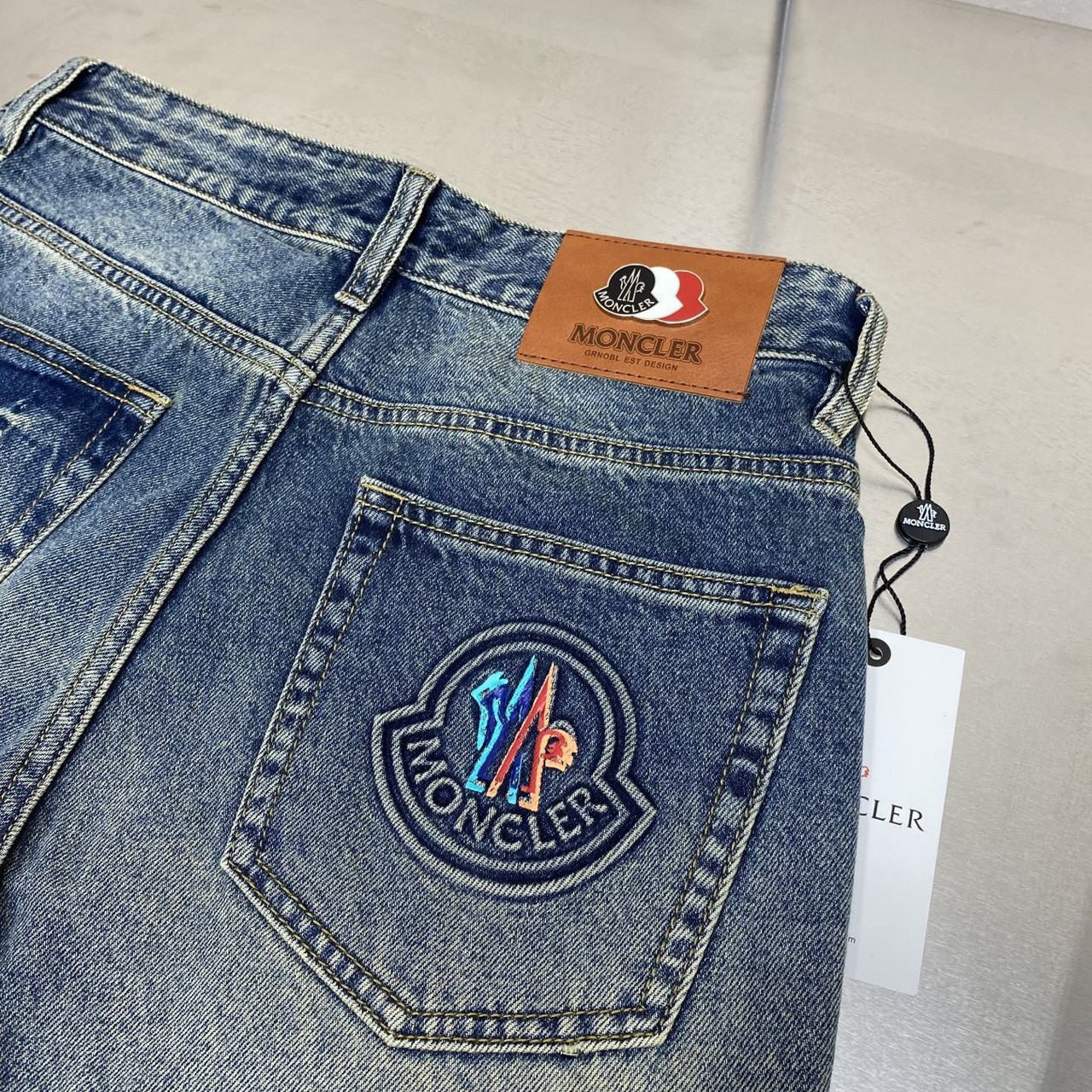 <p>Moncler 丹宁水洗牛仔裤(768-5)</p>