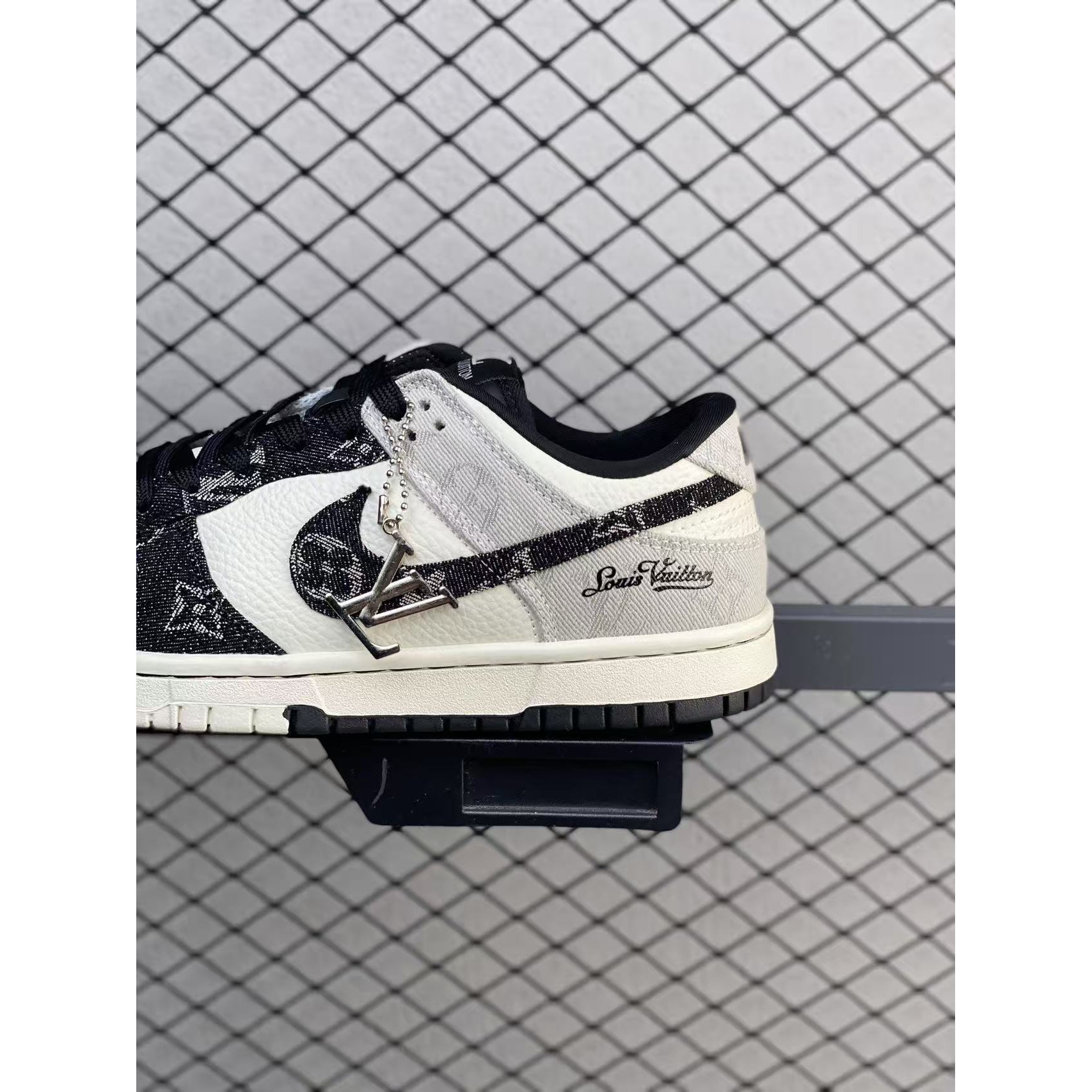 <p>Nike SB Dunk Low 青蓝牛仔休闲板鞋(黑)</p>