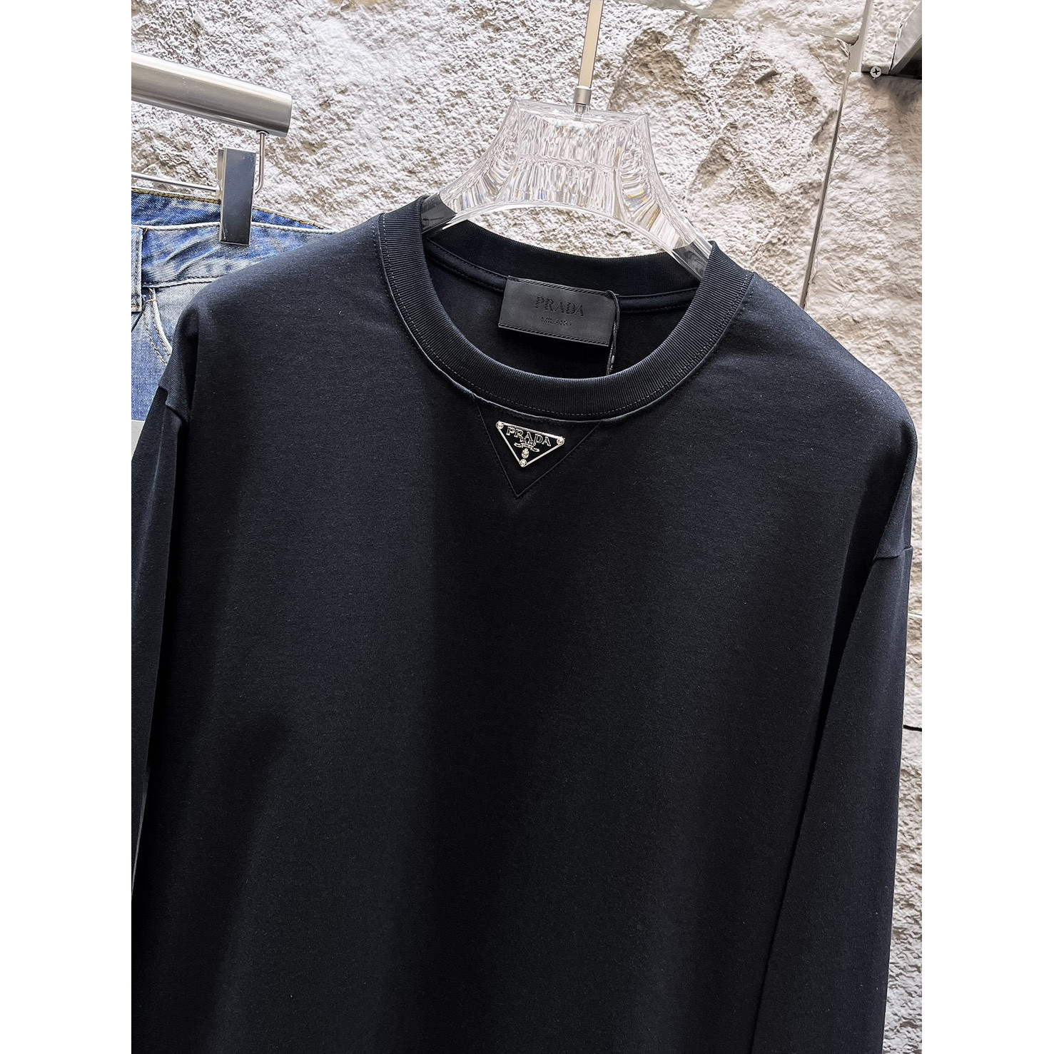<p>PRADA&nbsp;长袖T恤(黑)</p>